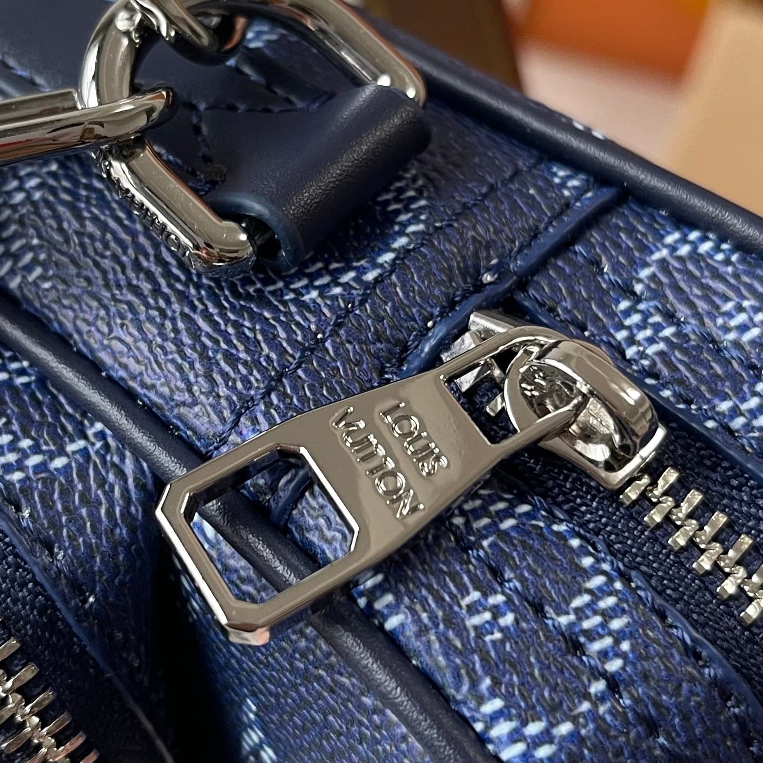 C5319 Upgrade version   M29273 M13987 M14016 M14988 M26068 M15296 M14682 M27232 n28606 This Nil handbag features elegant, shiny cowhide leather, with Louis Vuitton Paris logo embellishments secured on the front using beads and rivets. The side locks featu — image 7