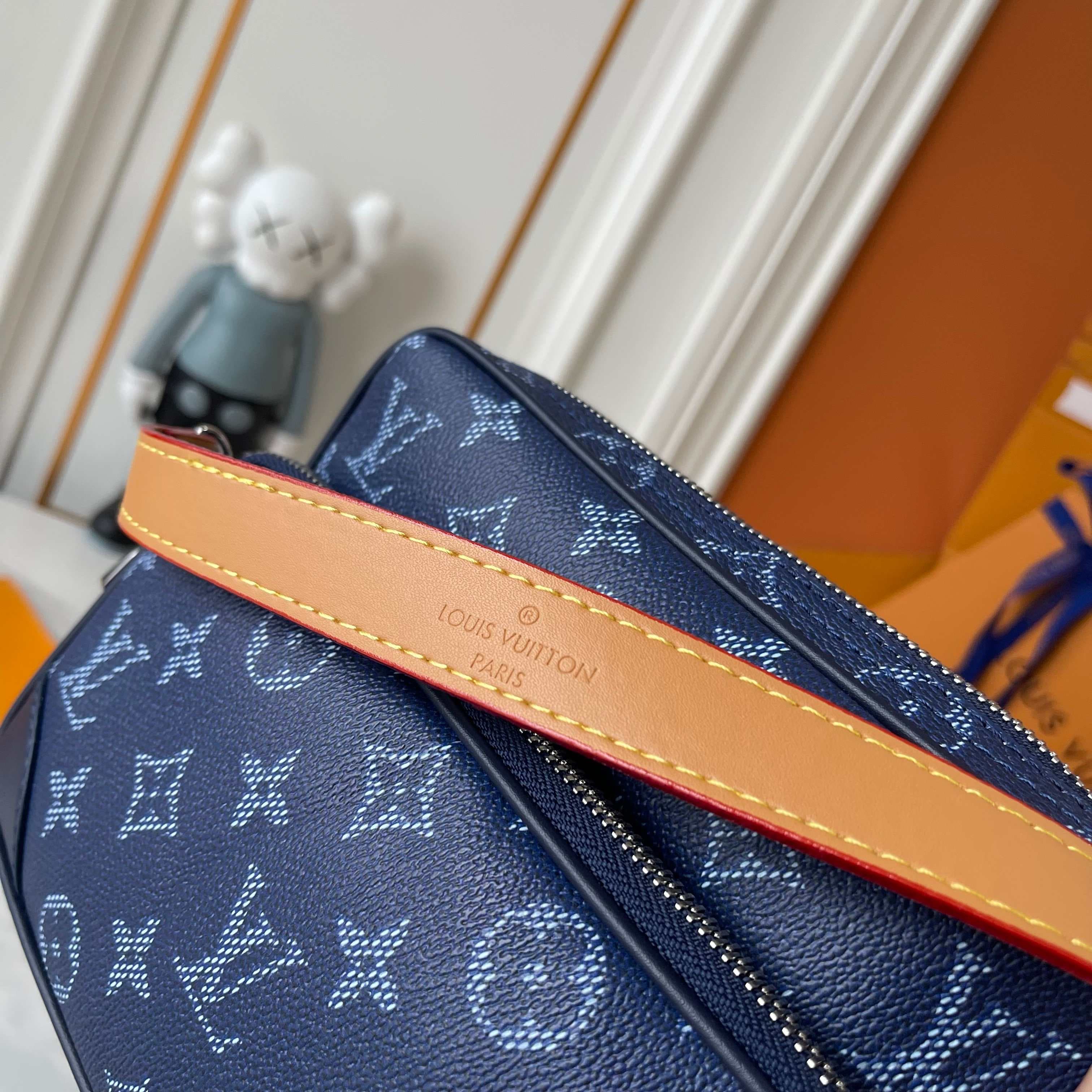 C5319 Upgrade version   M29273 M13987 M14016 M14988 M26068 M15296 M14682 M27232 n28606 This Nil handbag features elegant, shiny cowhide leather, with Louis Vuitton Paris logo embellishments secured on the front using beads and rivets. The side locks featu — image 6