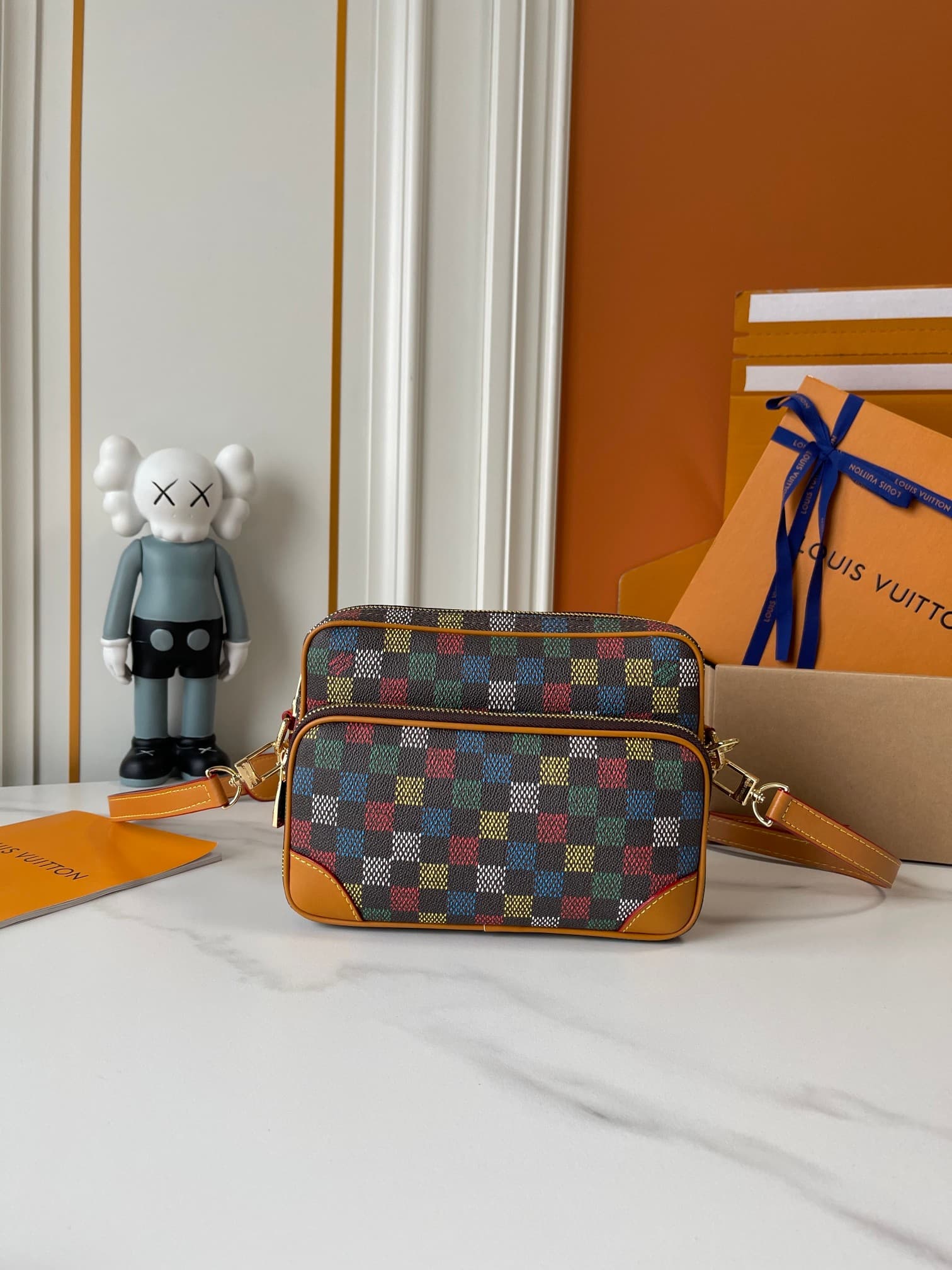 C5318 Upgraded version: M29273, M13987, M14016, M14988, M26068, M15296, M14682, M27232, n28606. This Nil handbag features elegant, shiny cowhide leather; the Louis Vuitton Paris logo is secured on the front using bead rivets. The side clasp reflects a urb — image 1