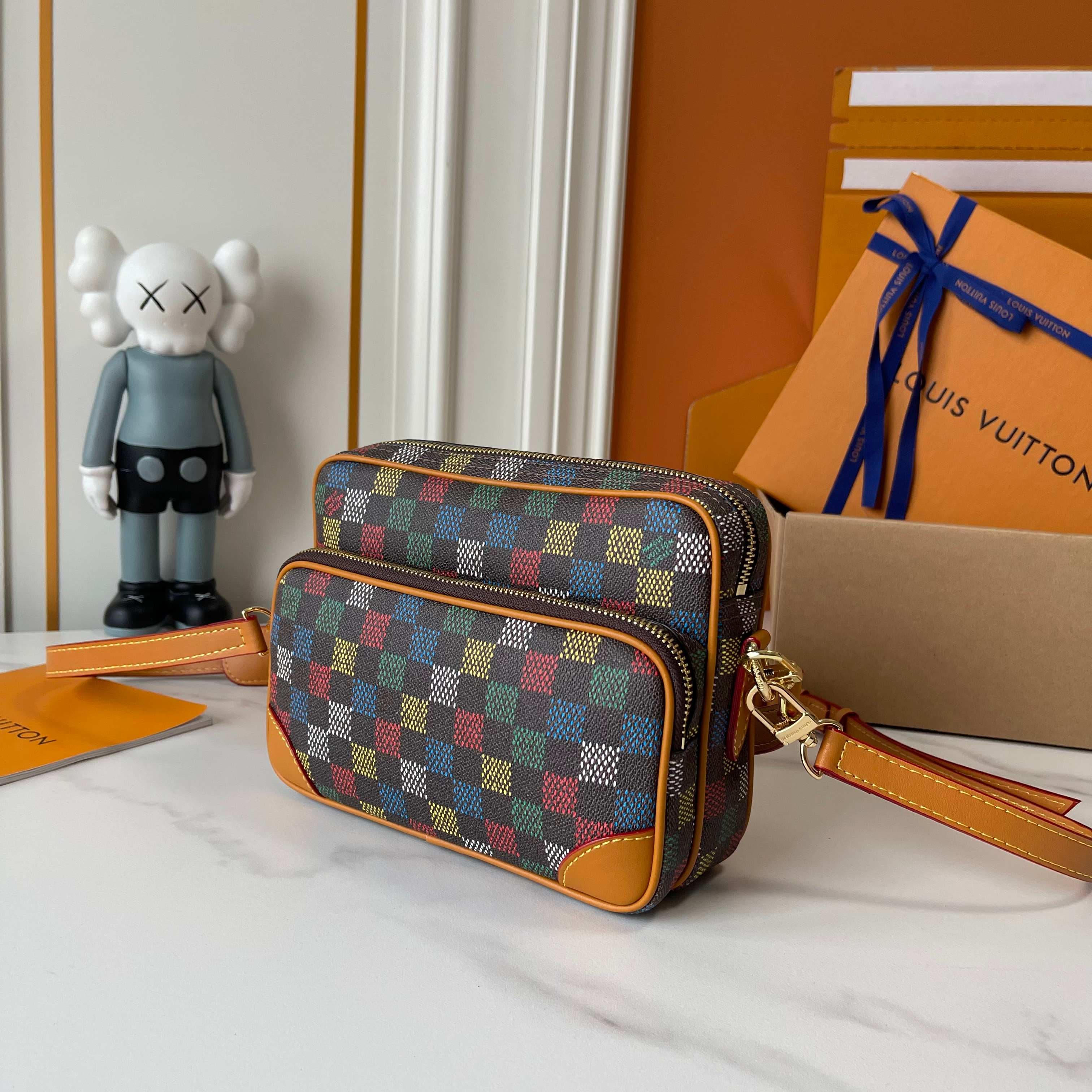 C5318 Upgraded version: M29273, M13987, M14016, M14988, M26068, M15296, M14682, M27232, n28606. This Nil handbag features elegant, shiny cowhide leather; the Louis Vuitton Paris logo is secured on the front using bead rivets. The side clasp reflects a urb — image 3