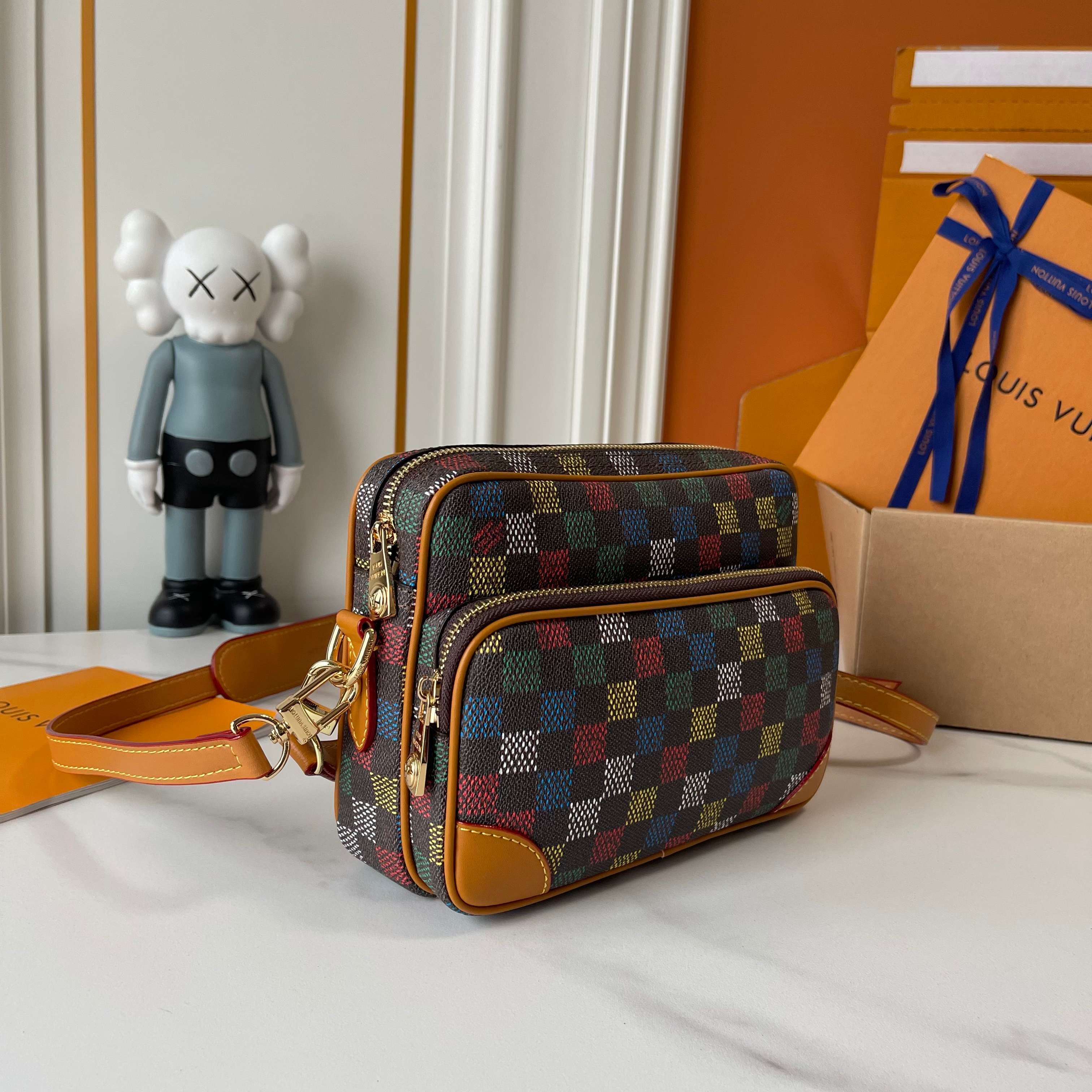 C5318 Upgraded version: M29273, M13987, M14016, M14988, M26068, M15296, M14682, M27232, n28606. This Nil handbag features elegant, shiny cowhide leather; the Louis Vuitton Paris logo is secured on the front using bead rivets. The side clasp reflects a urb — image 2