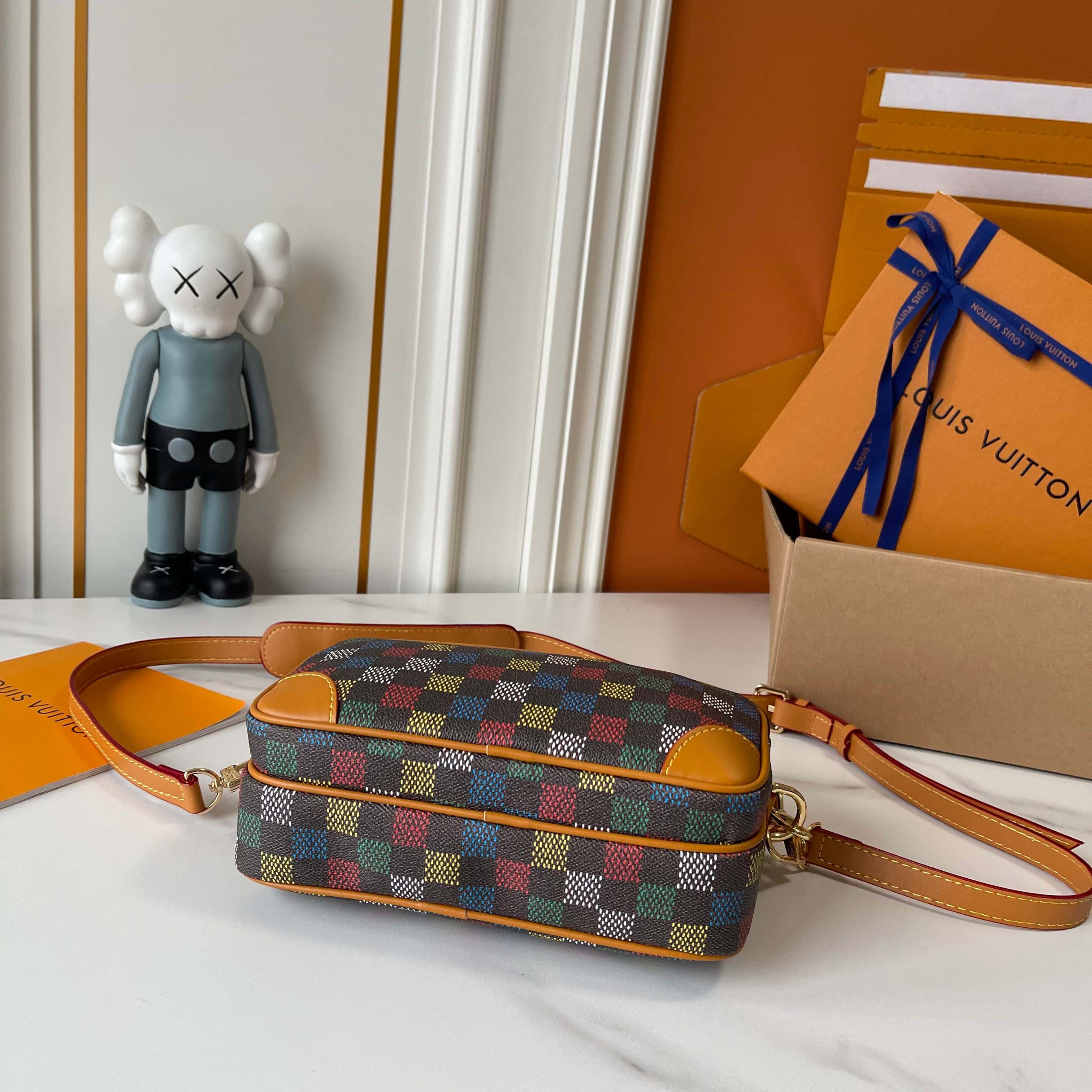 C5318 Upgraded version: M29273, M13987, M14016, M14988, M26068, M15296, M14682, M27232, n28606. This Nil handbag features elegant, shiny cowhide leather; the Louis Vuitton Paris logo is secured on the front using bead rivets. The side clasp reflects a urb — image 4