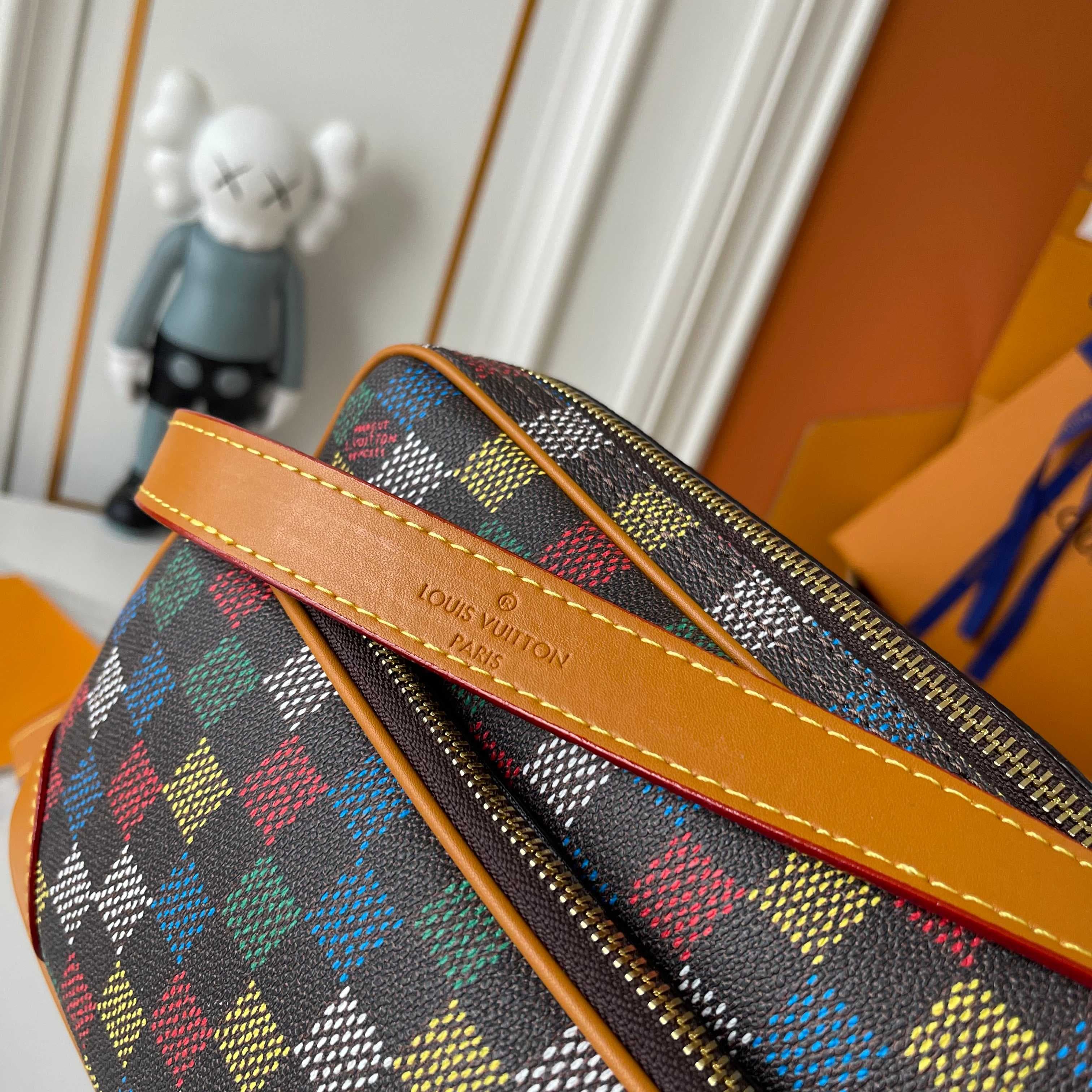 C5318 Upgraded version: M29273, M13987, M14016, M14988, M26068, M15296, M14682, M27232, n28606. This Nil handbag features elegant, shiny cowhide leather; the Louis Vuitton Paris logo is secured on the front using bead rivets. The side clasp reflects a urb — image 5