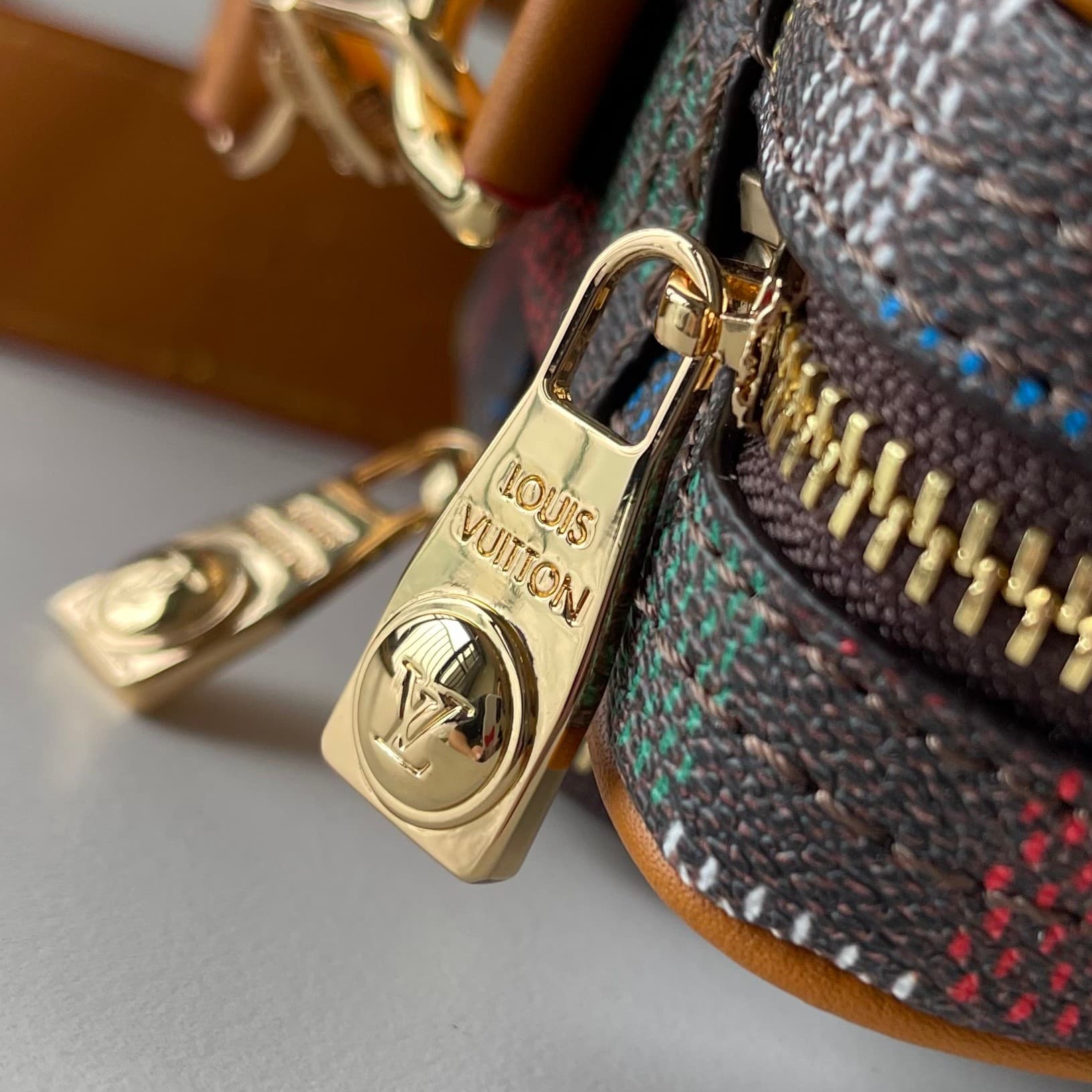 C5318 Upgraded version: M29273, M13987, M14016, M14988, M26068, M15296, M14682, M27232, n28606. This Nil handbag features elegant, shiny cowhide leather; the Louis Vuitton Paris logo is secured on the front using bead rivets. The side clasp reflects a urb — image 7