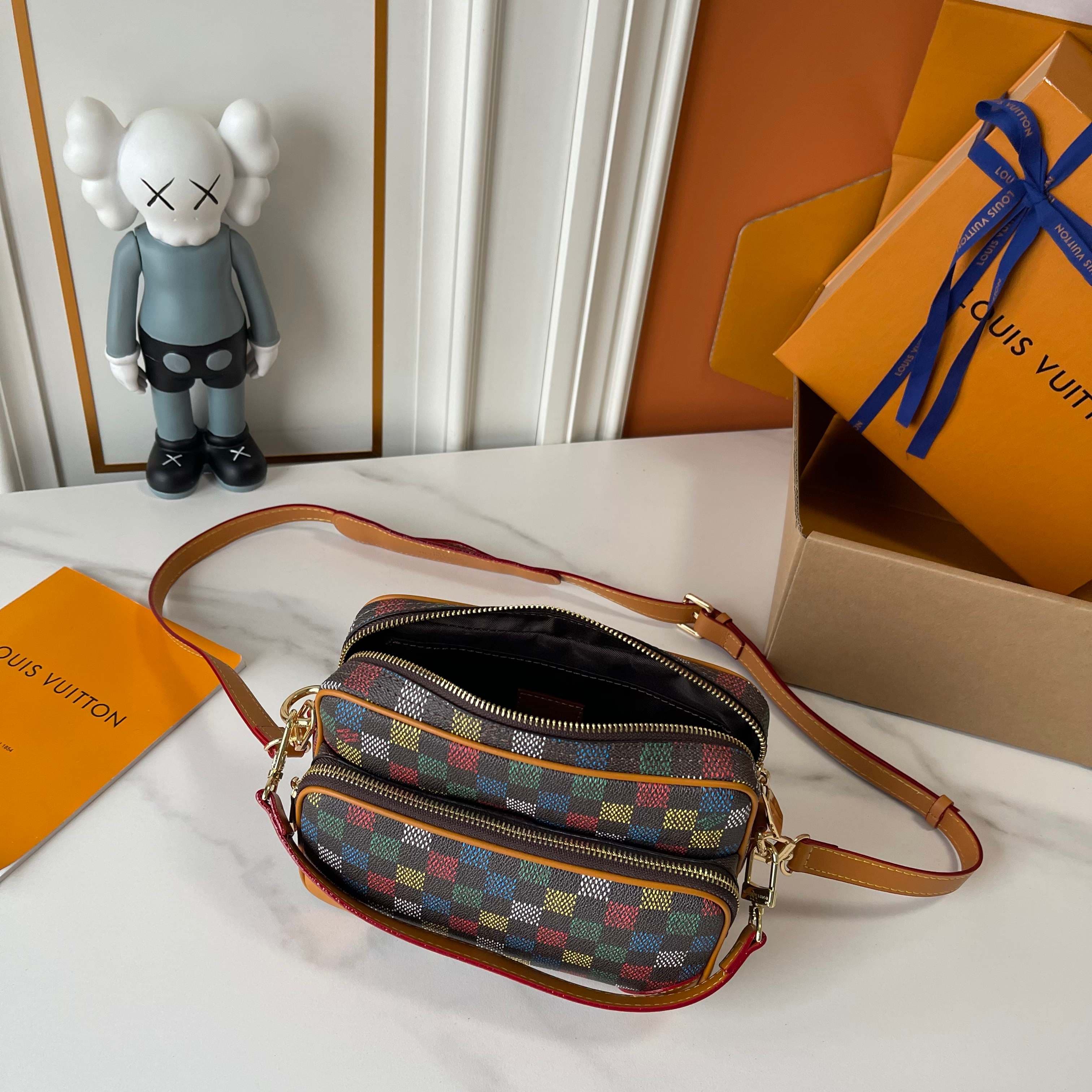 C5318 Upgraded version: M29273, M13987, M14016, M14988, M26068, M15296, M14682, M27232, n28606. This Nil handbag features elegant, shiny cowhide leather; the Louis Vuitton Paris logo is secured on the front using bead rivets. The side clasp reflects a urb — image 8