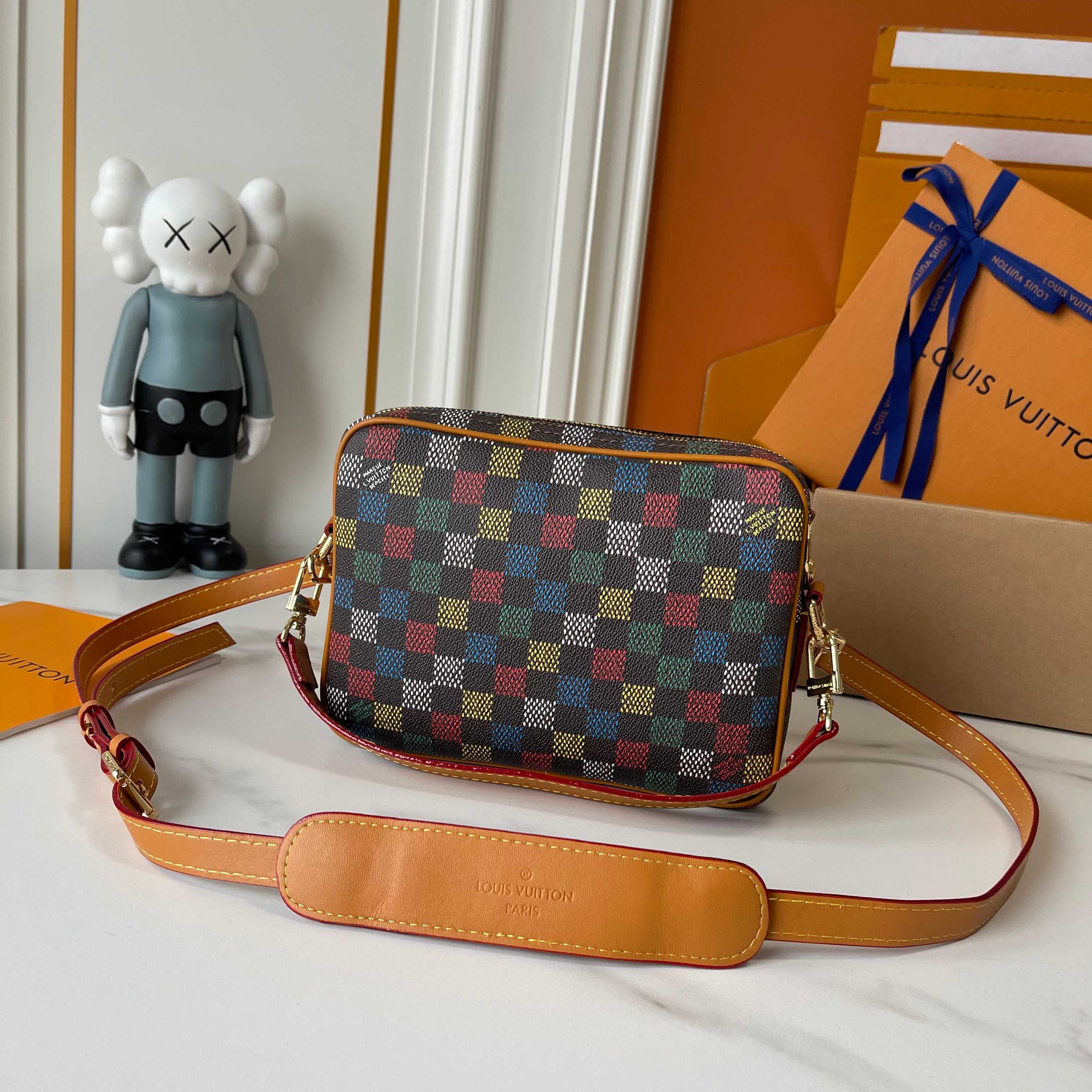 C5318 Upgraded version: M29273, M13987, M14016, M14988, M26068, M15296, M14682, M27232, n28606. This Nil handbag features elegant, shiny cowhide leather; the Louis Vuitton Paris logo is secured on the front using bead rivets. The side clasp reflects a urb — image 6