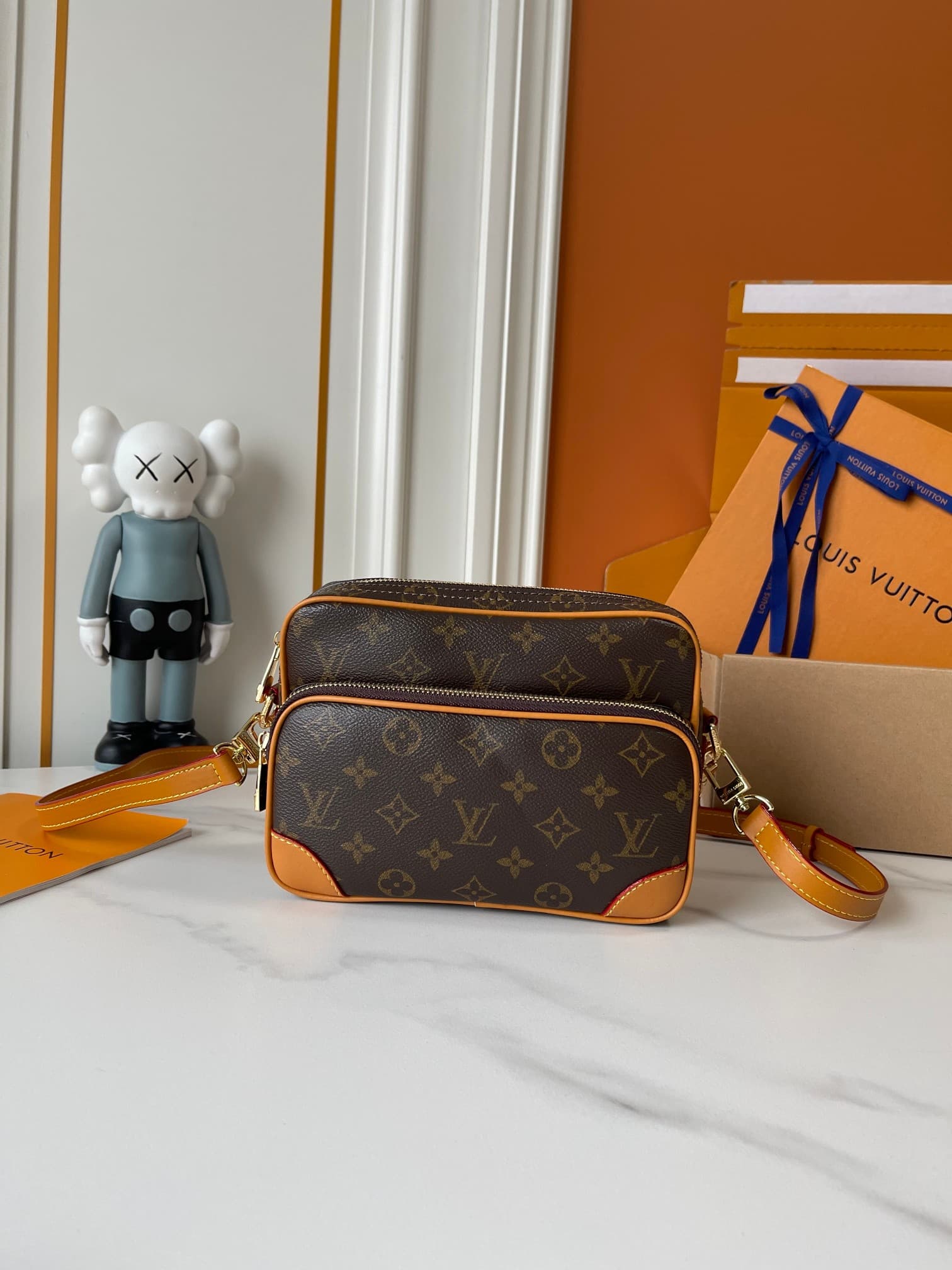 C5317 Upgraded version: M29273, M13987, M14016, M14988, M26068, M15296, M14682, M27232, n28606. This Nil handbag features elegant, shiny cowhide leather; beads and rivets are used to attach the Louis Vuitton Paris logo on the front. The side clasp reflect — image 1