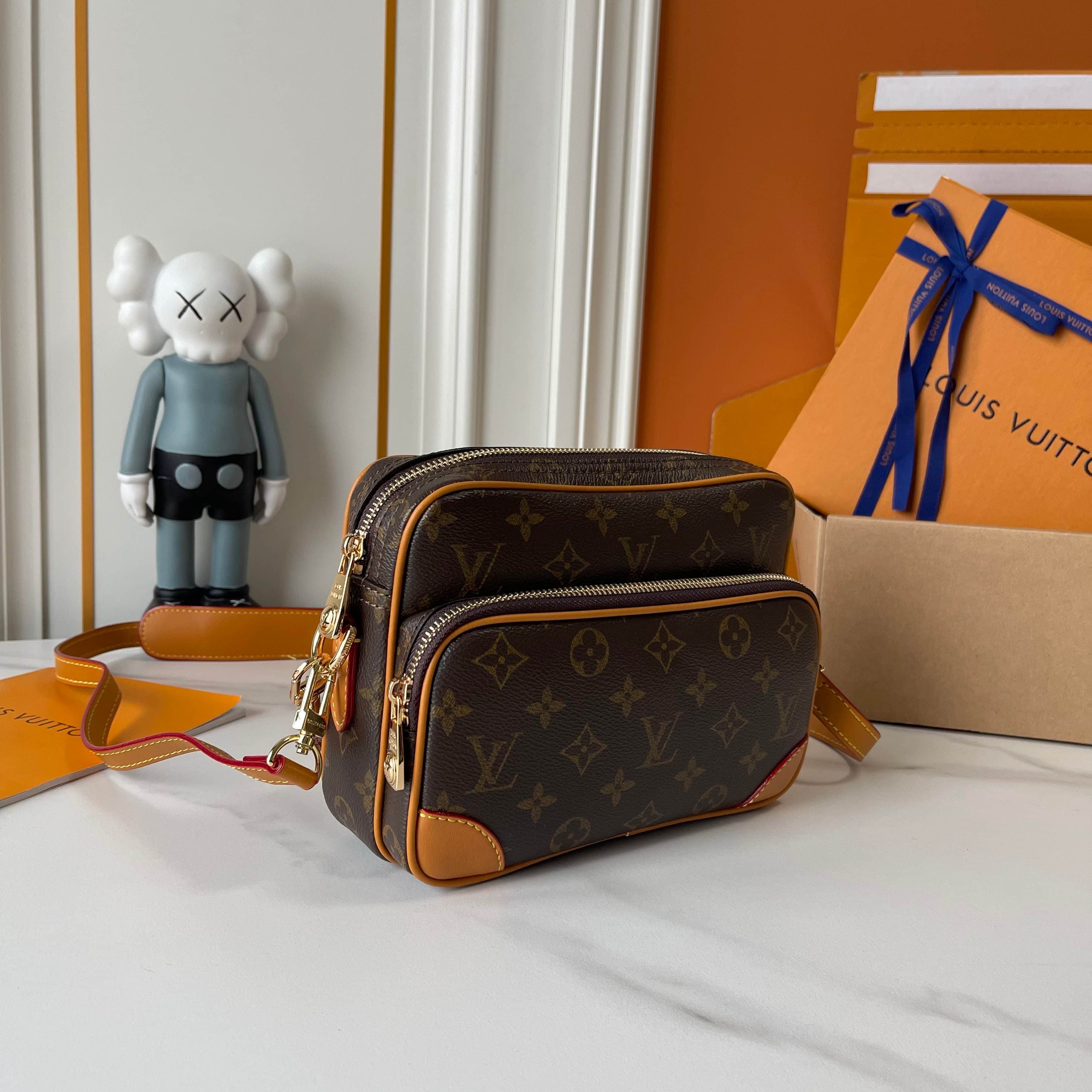 C5317 Upgraded version: M29273, M13987, M14016, M14988, M26068, M15296, M14682, M27232, n28606. This Nil handbag features elegant, shiny cowhide leather; beads and rivets are used to attach the Louis Vuitton Paris logo on the front. The side clasp reflect — image 2