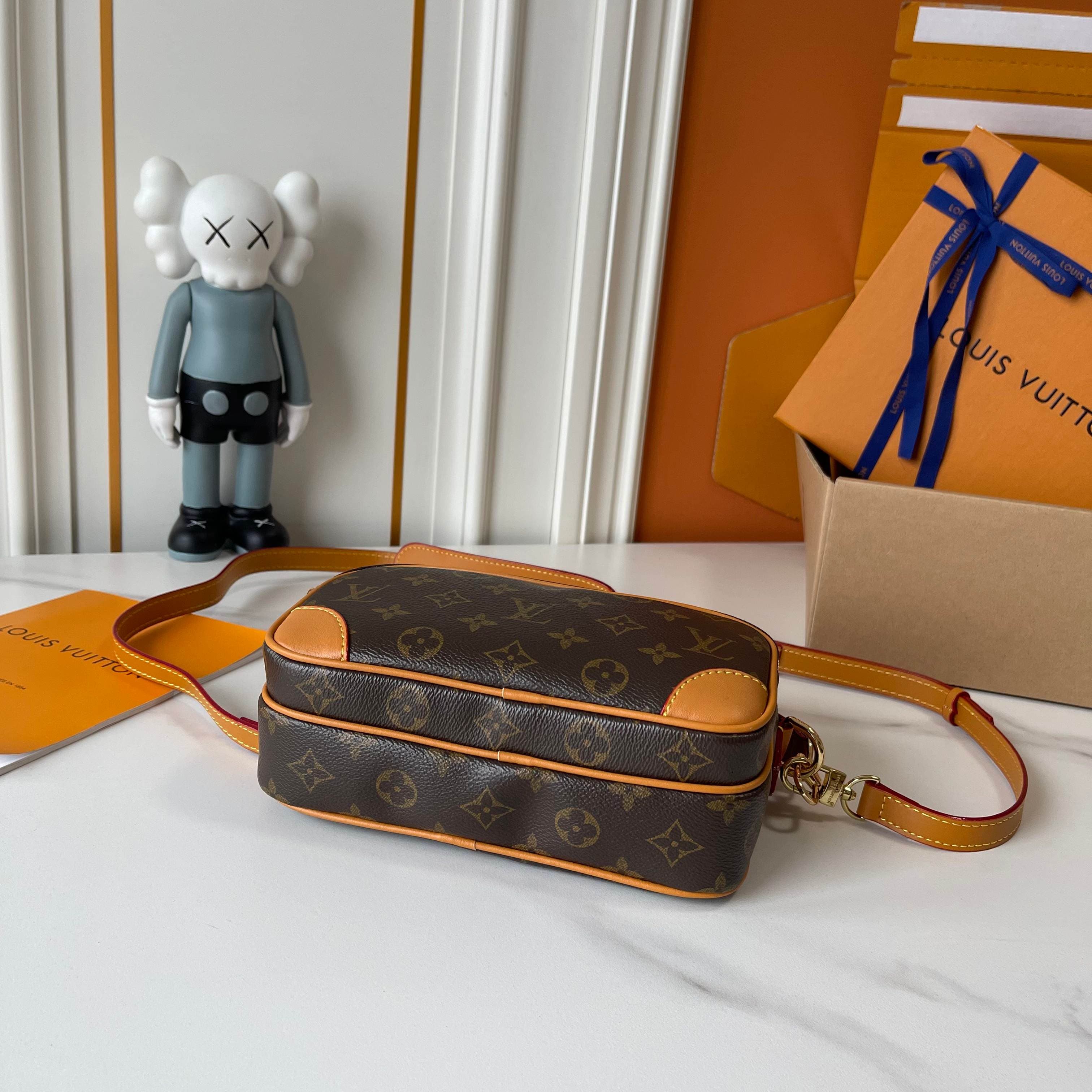 C5317 Upgraded version: M29273, M13987, M14016, M14988, M26068, M15296, M14682, M27232, n28606. This Nil handbag features elegant, shiny cowhide leather; beads and rivets are used to attach the Louis Vuitton Paris logo on the front. The side clasp reflect — image 4