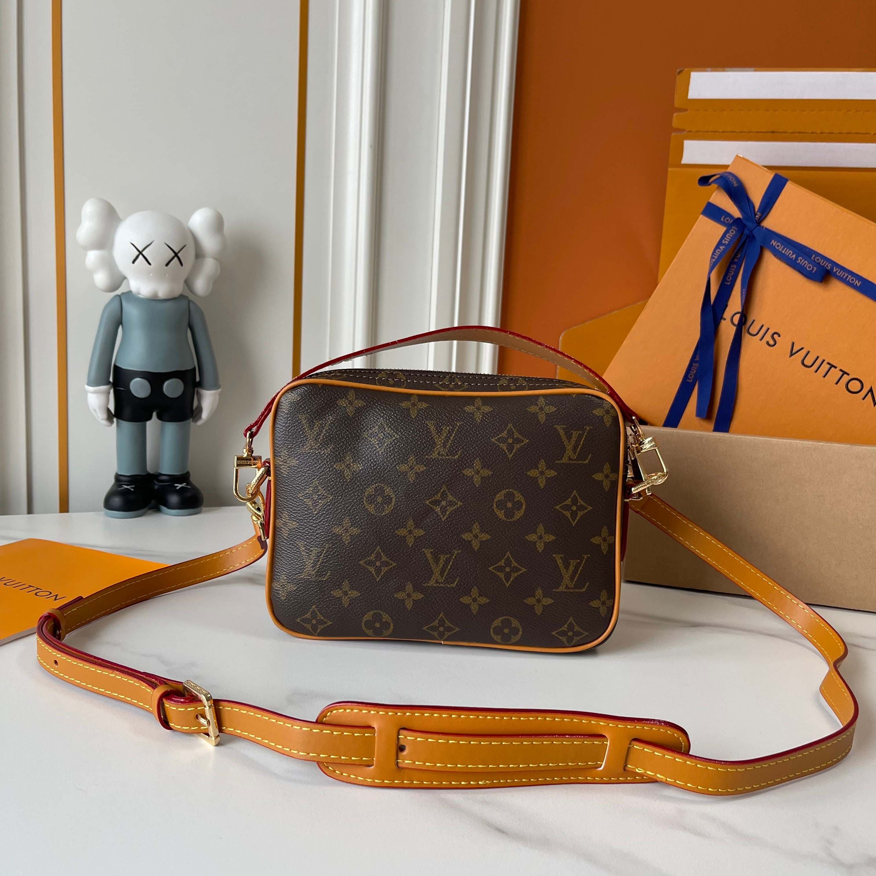 C5317 Upgraded version: M29273, M13987, M14016, M14988, M26068, M15296, M14682, M27232, n28606. This Nil handbag features elegant, shiny cowhide leather; beads and rivets are used to attach the Louis Vuitton Paris logo on the front. The side clasp reflect — image 5