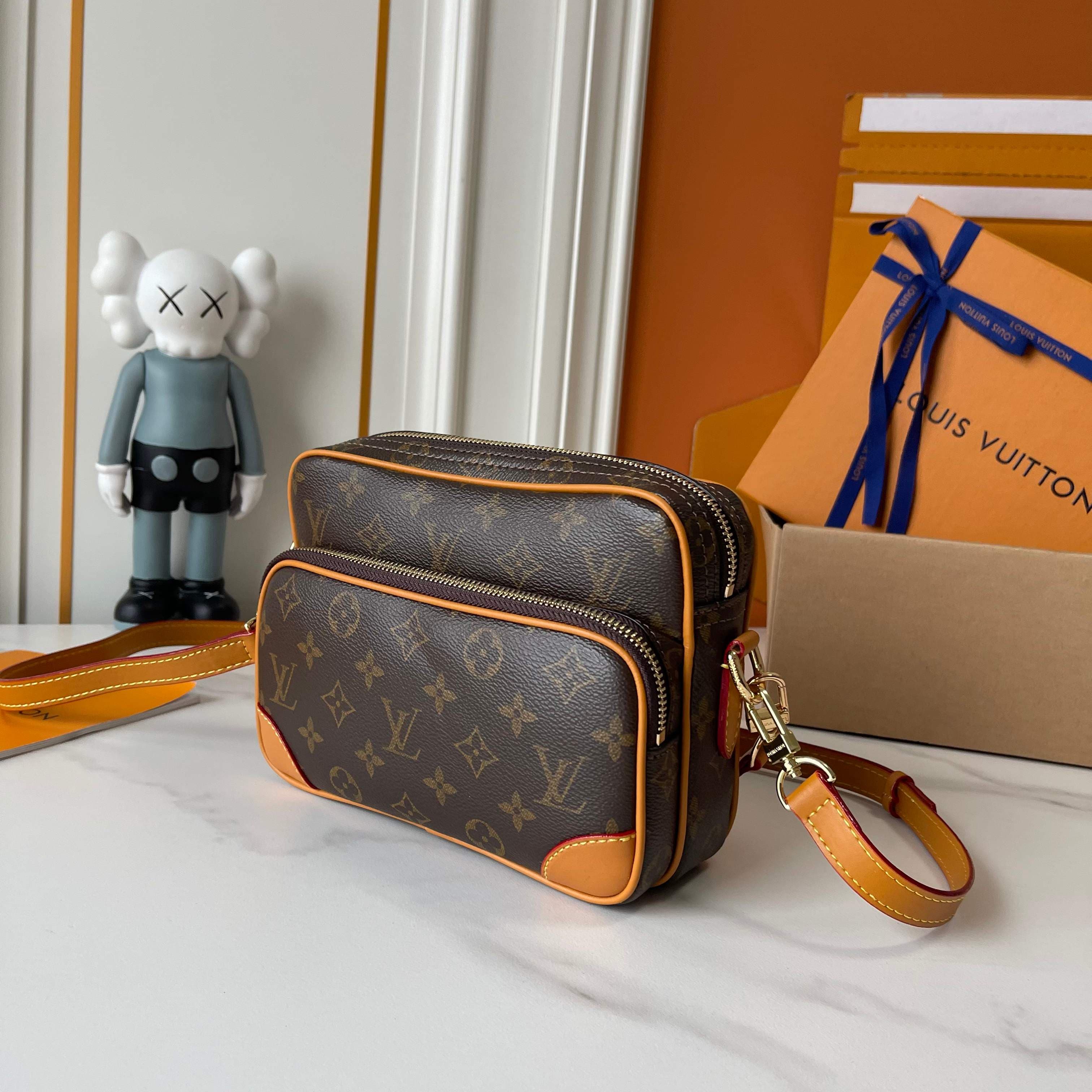 C5317 Upgraded version: M29273, M13987, M14016, M14988, M26068, M15296, M14682, M27232, n28606. This Nil handbag features elegant, shiny cowhide leather; beads and rivets are used to attach the Louis Vuitton Paris logo on the front. The side clasp reflect — image 3