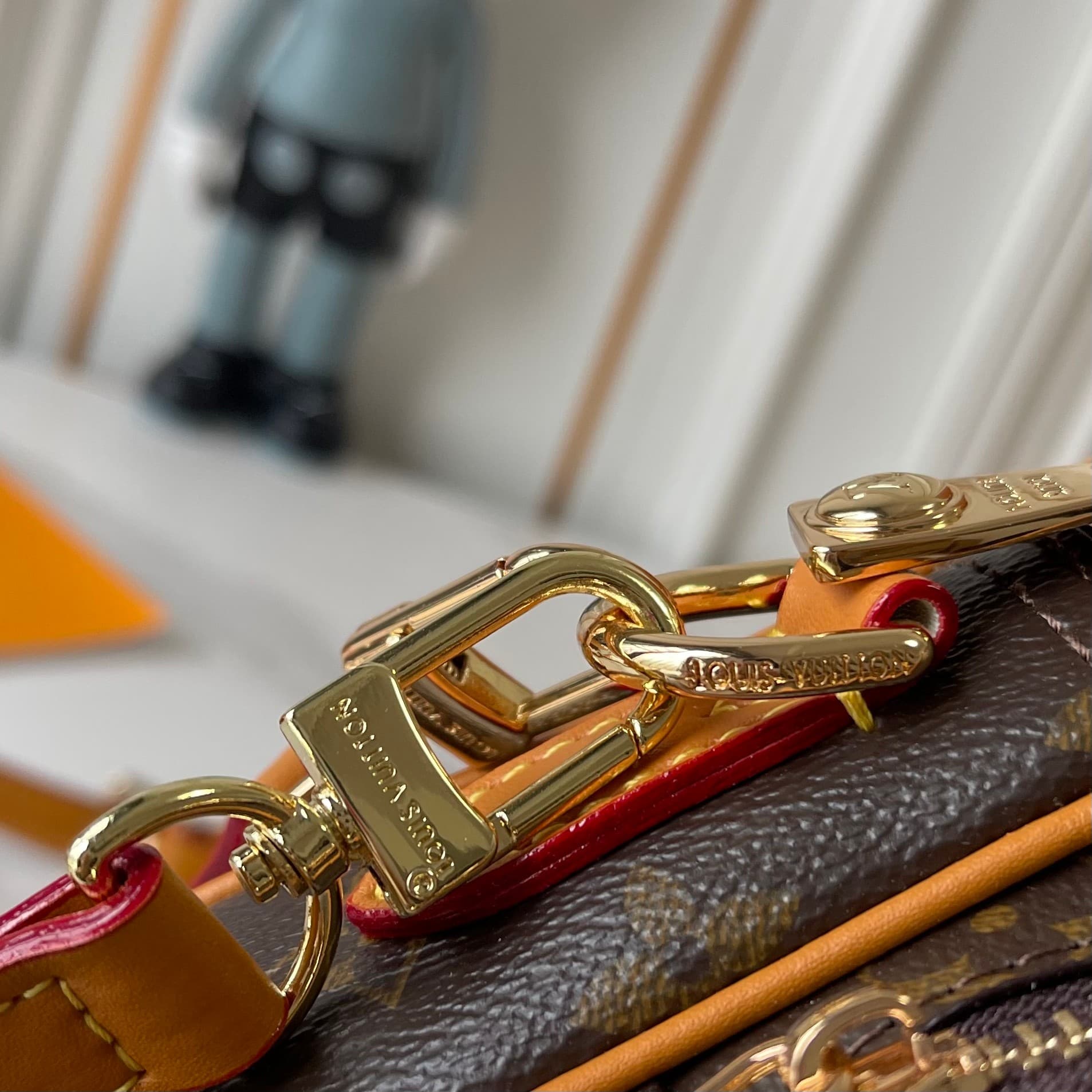 C5317 Upgraded version: M29273, M13987, M14016, M14988, M26068, M15296, M14682, M27232, n28606. This Nil handbag features elegant, shiny cowhide leather; beads and rivets are used to attach the Louis Vuitton Paris logo on the front. The side clasp reflect — image 7