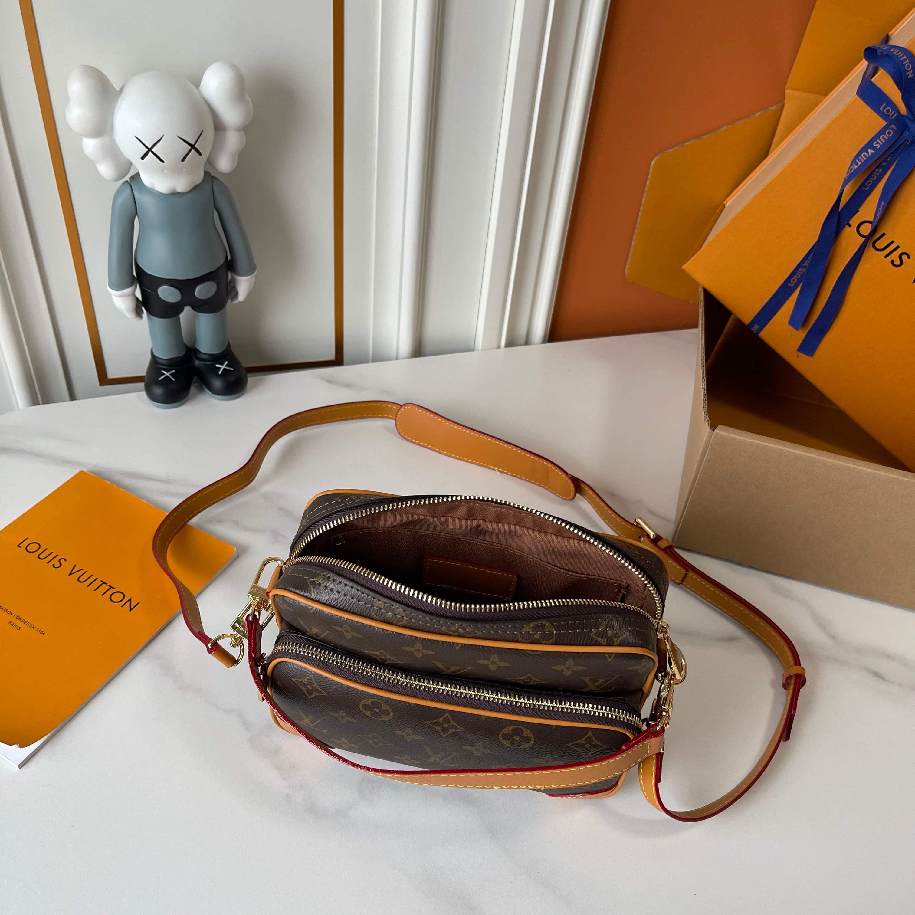 C5317 Upgraded version: M29273, M13987, M14016, M14988, M26068, M15296, M14682, M27232, n28606. This Nil handbag features elegant, shiny cowhide leather; beads and rivets are used to attach the Louis Vuitton Paris logo on the front. The side clasp reflect — image 8