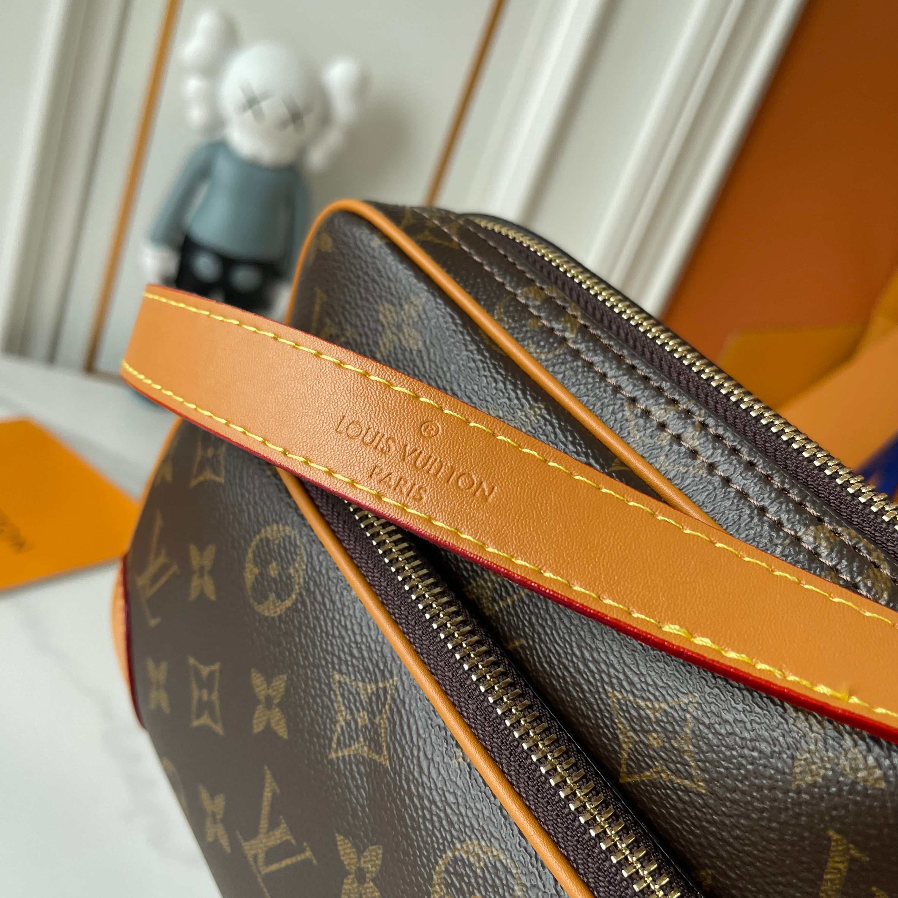 C5317 Upgraded version: M29273, M13987, M14016, M14988, M26068, M15296, M14682, M27232, n28606. This Nil handbag features elegant, shiny cowhide leather; beads and rivets are used to attach the Louis Vuitton Paris logo on the front. The side clasp reflect — image 6