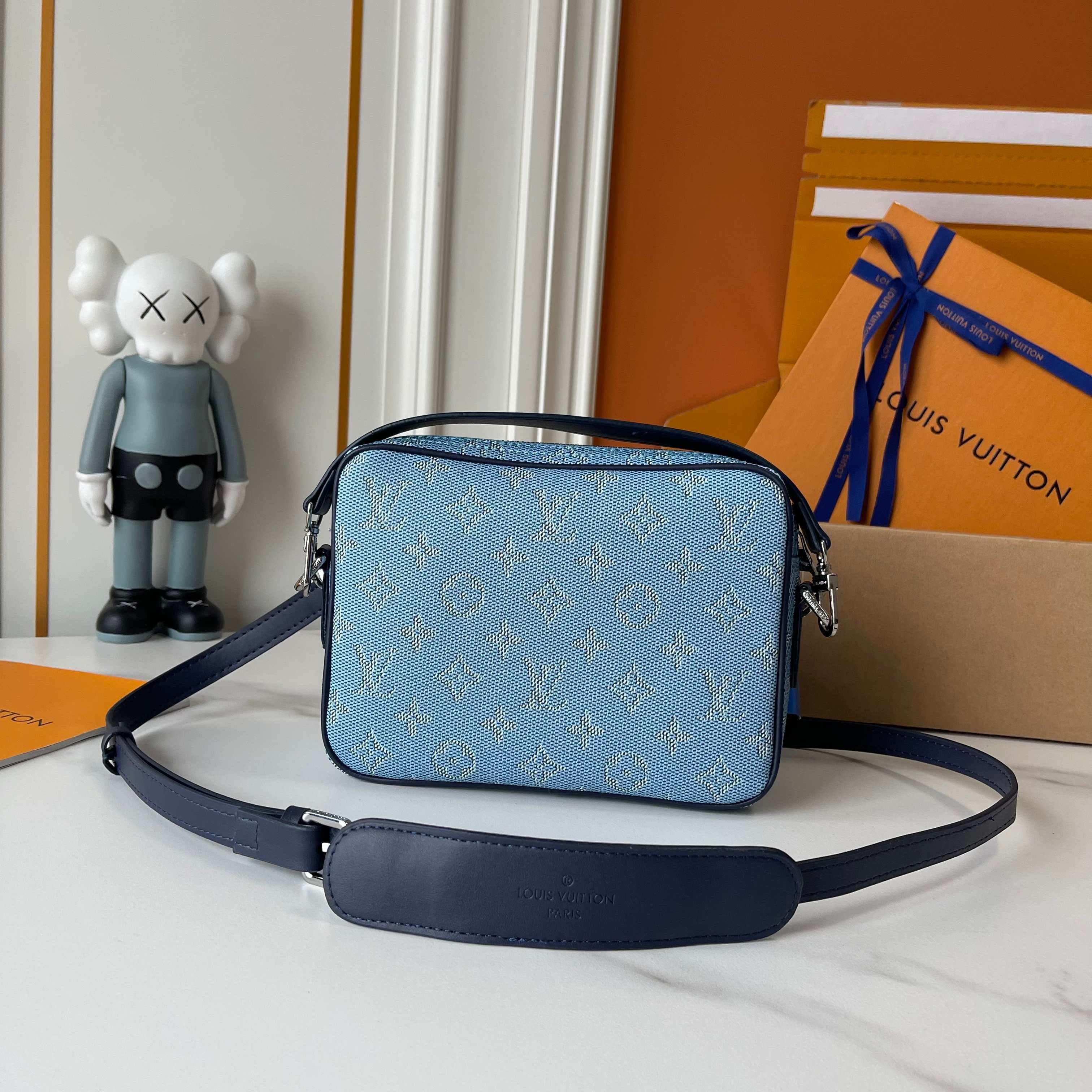 C5316 Upgrade version   M29273 M13987 M14016 M14988 M26068 M15296 M14682 M27232 n28606 This model’s Nil handbag features elegant, shiny cowhide leather, with Louis Vuitton Paris logo embossed on the front using bead-like rivets. The side fastenings convey — image 5
