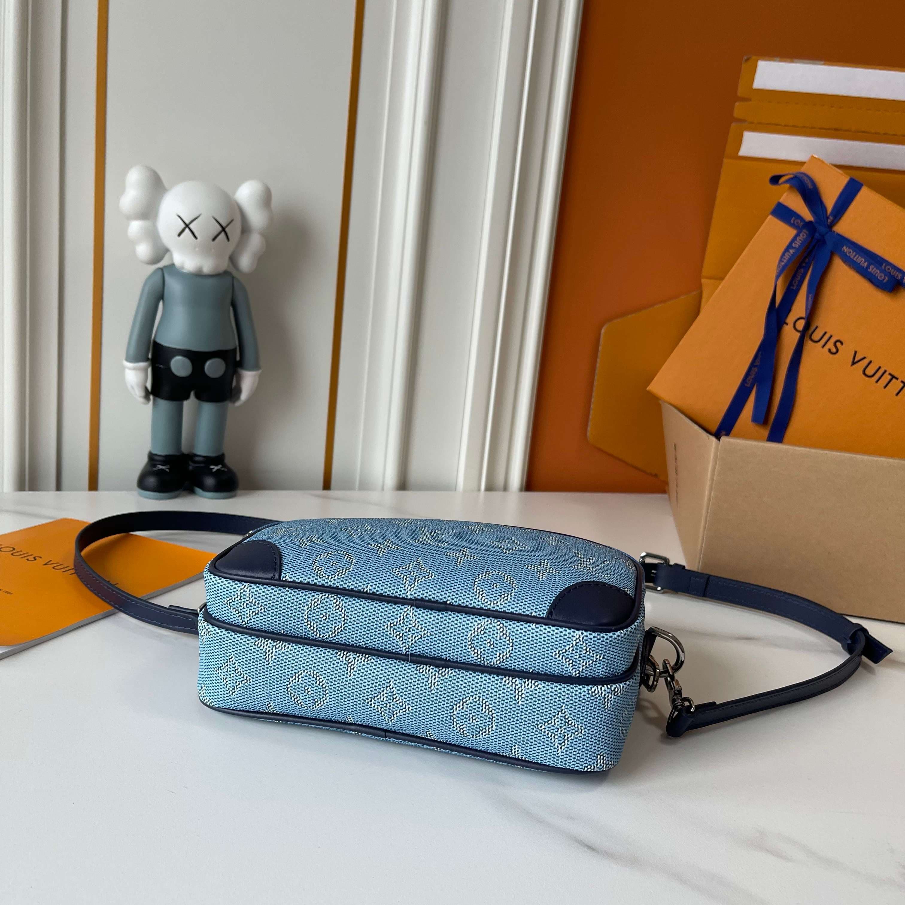 C5316 Upgrade version   M29273 M13987 M14016 M14988 M26068 M15296 M14682 M27232 n28606 This model’s Nil handbag features elegant, shiny cowhide leather, with Louis Vuitton Paris logo embossed on the front using bead-like rivets. The side fastenings convey — image 4