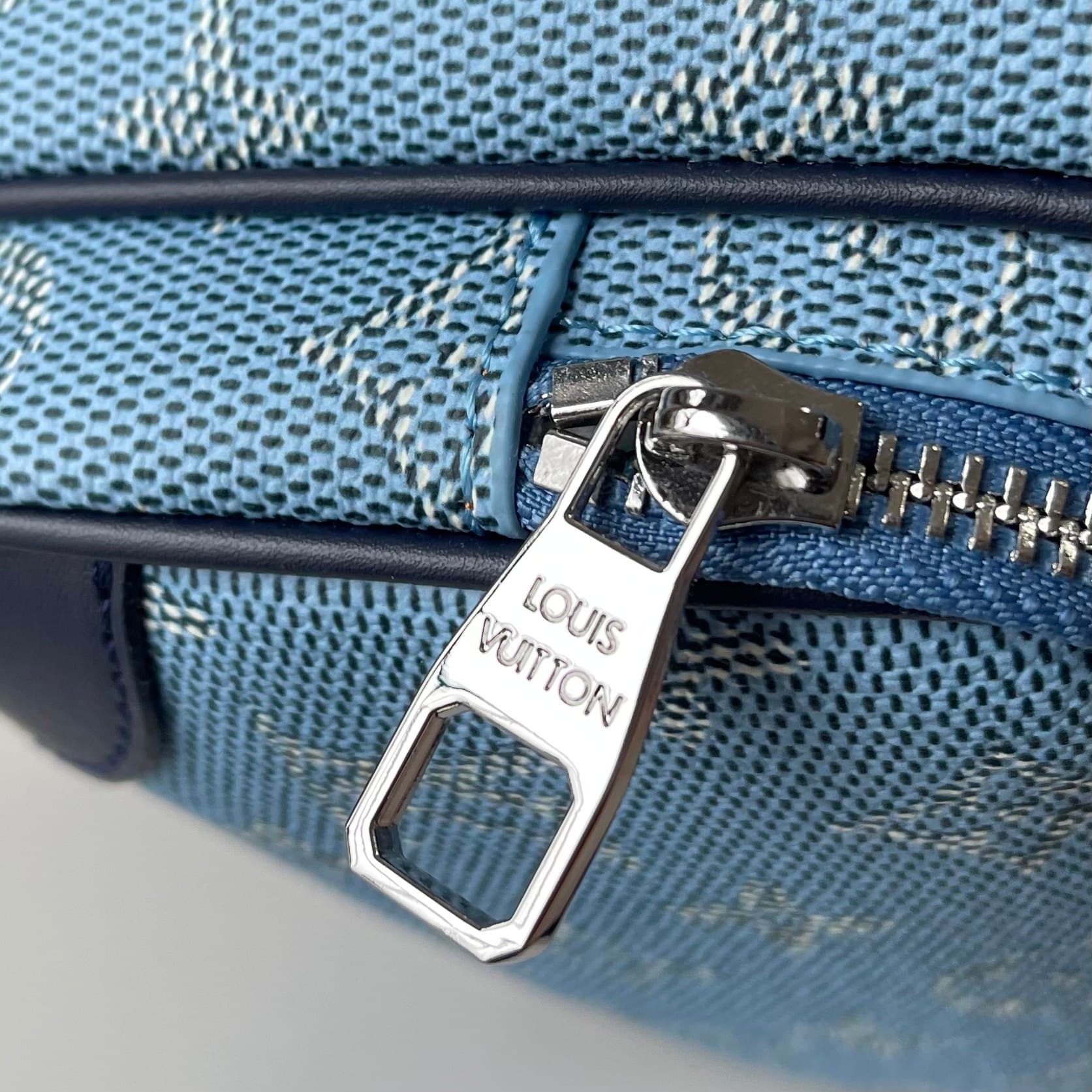 C5316 Upgrade version   M29273 M13987 M14016 M14988 M26068 M15296 M14682 M27232 n28606 This model’s Nil handbag features elegant, shiny cowhide leather, with Louis Vuitton Paris logo embossed on the front using bead-like rivets. The side fastenings convey — image 7