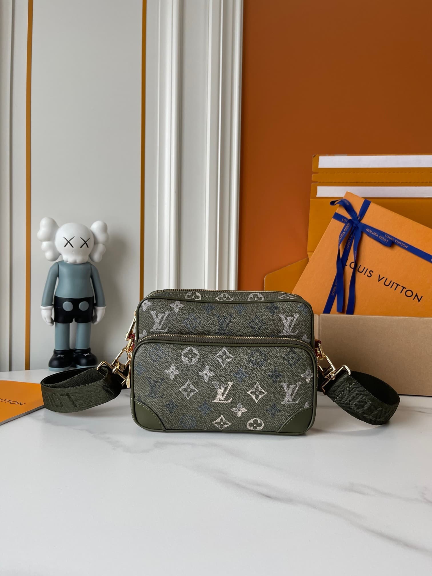 C5315 Upgraded version: M29273, M13987, M14016, M14988, M26068, M15296, M14682, M27232, n28606. This Nil handbag features elegant, shiny cowhide leather; the Louis Vuitton Paris logo is secured on the front using bead-shaped rivets. The side fastenings co — image 1