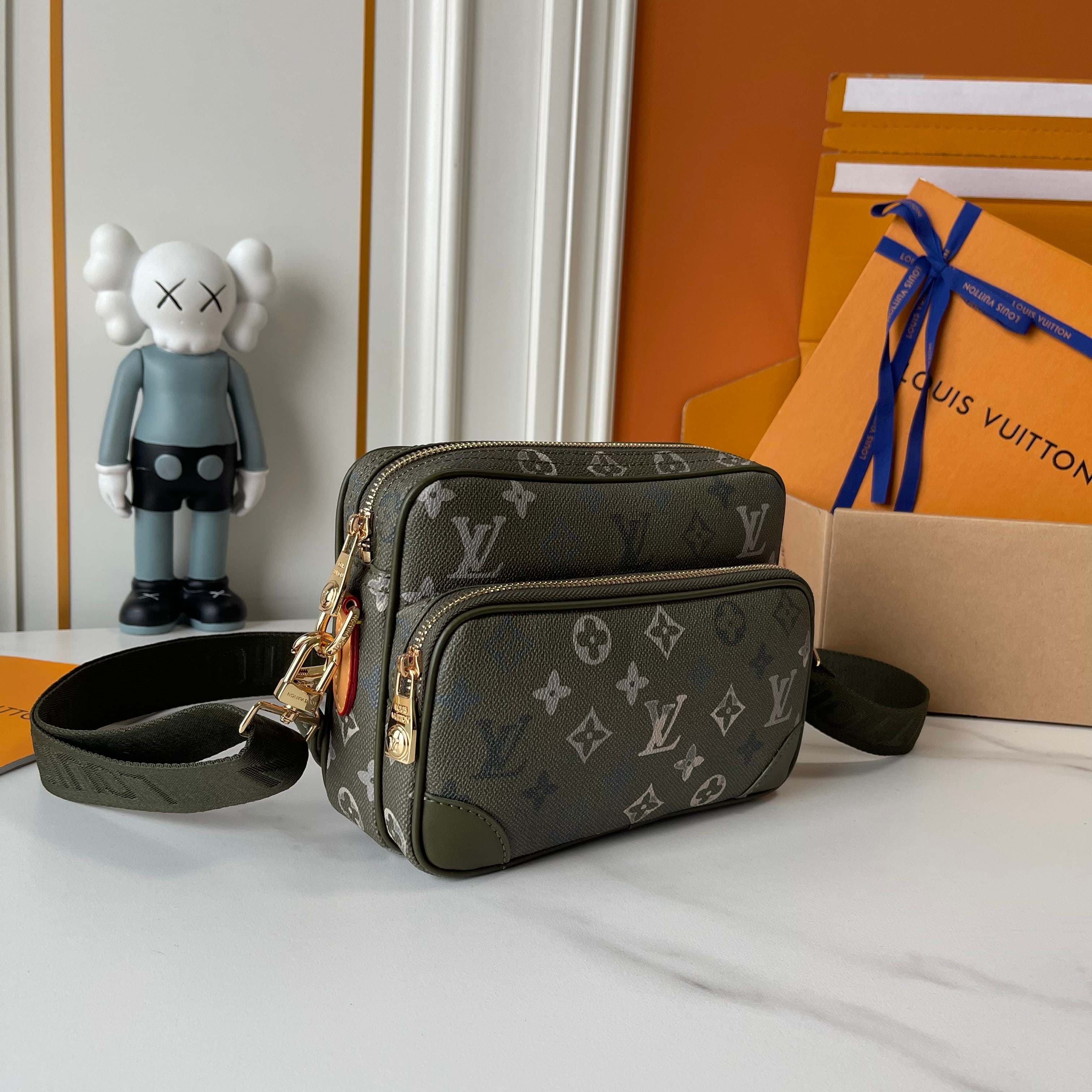 C5315 Upgraded version: M29273, M13987, M14016, M14988, M26068, M15296, M14682, M27232, n28606. This Nil handbag features elegant, shiny cowhide leather; the Louis Vuitton Paris logo is secured on the front using bead-shaped rivets. The side fastenings co — image 2