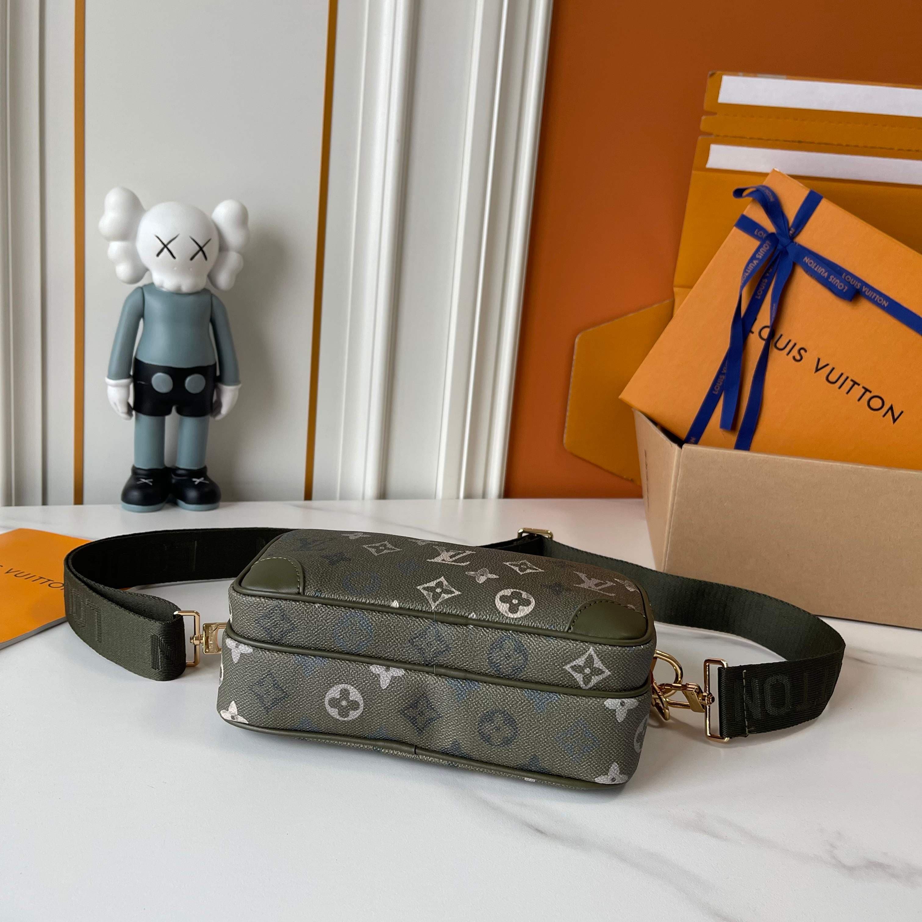 C5315 Upgraded version: M29273, M13987, M14016, M14988, M26068, M15296, M14682, M27232, n28606. This Nil handbag features elegant, shiny cowhide leather; the Louis Vuitton Paris logo is secured on the front using bead-shaped rivets. The side fastenings co — image 4
