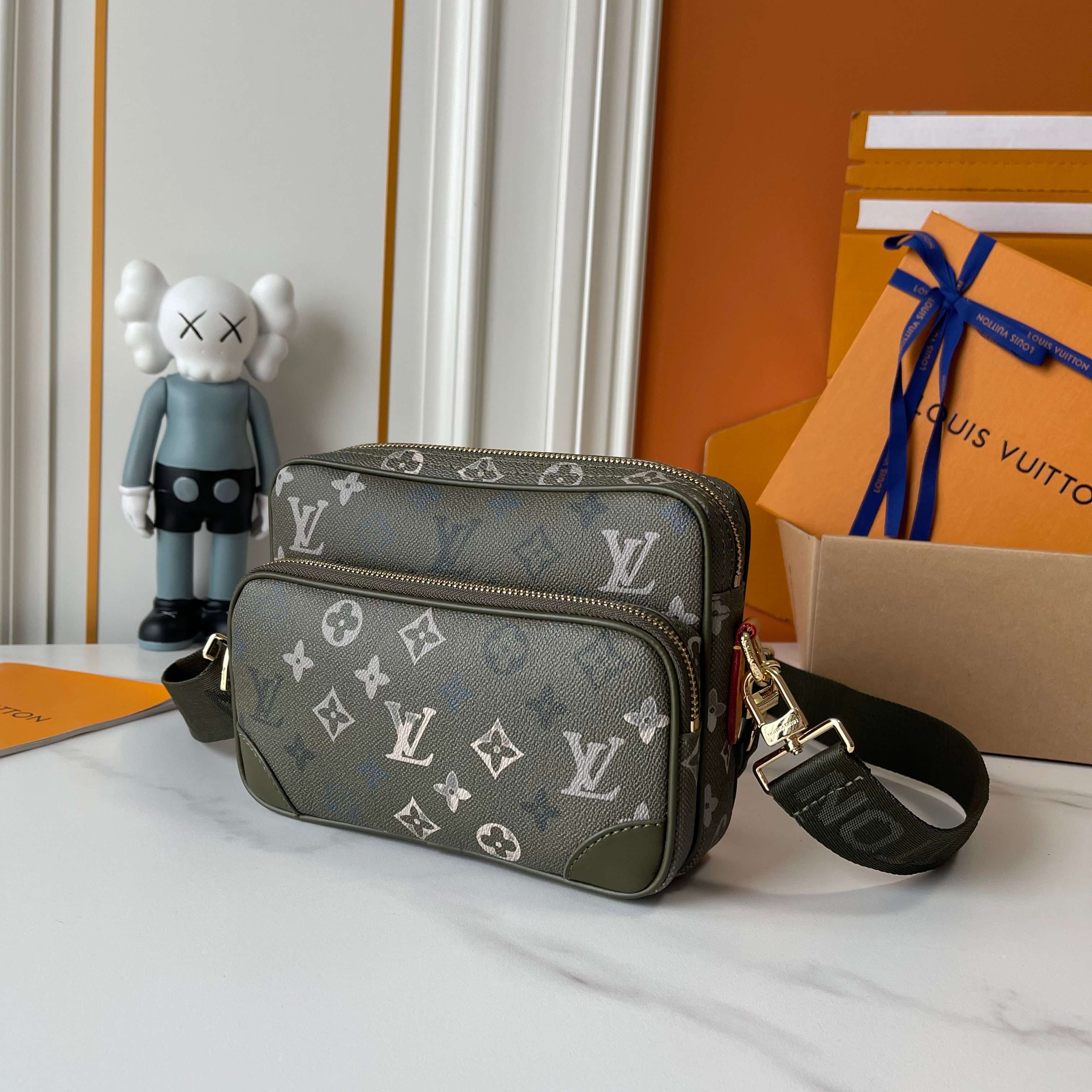 C5315 Upgraded version: M29273, M13987, M14016, M14988, M26068, M15296, M14682, M27232, n28606. This Nil handbag features elegant, shiny cowhide leather; the Louis Vuitton Paris logo is secured on the front using bead-shaped rivets. The side fastenings co — image 3