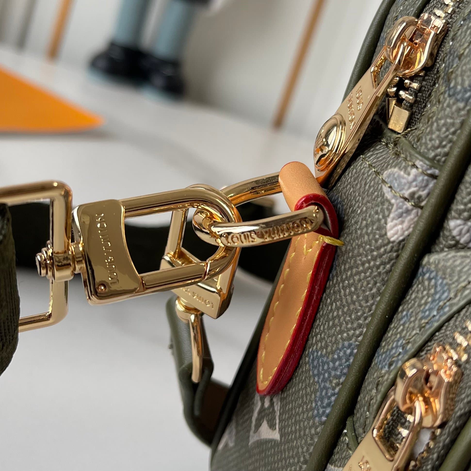 C5315 Upgraded version: M29273, M13987, M14016, M14988, M26068, M15296, M14682, M27232, n28606. This Nil handbag features elegant, shiny cowhide leather; the Louis Vuitton Paris logo is secured on the front using bead-shaped rivets. The side fastenings co — image 7