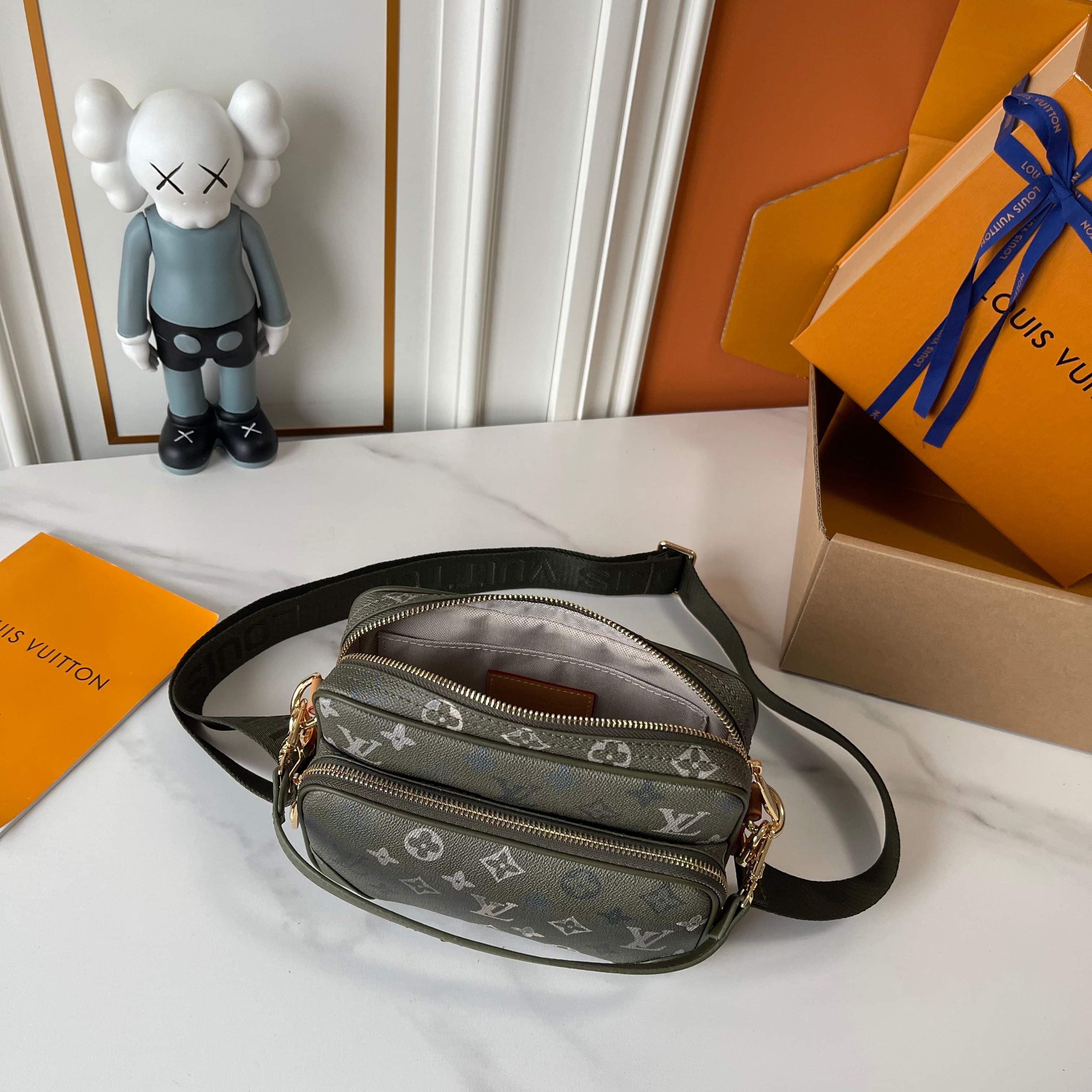 C5315 Upgraded version: M29273, M13987, M14016, M14988, M26068, M15296, M14682, M27232, n28606. This Nil handbag features elegant, shiny cowhide leather; the Louis Vuitton Paris logo is secured on the front using bead-shaped rivets. The side fastenings co — image 8