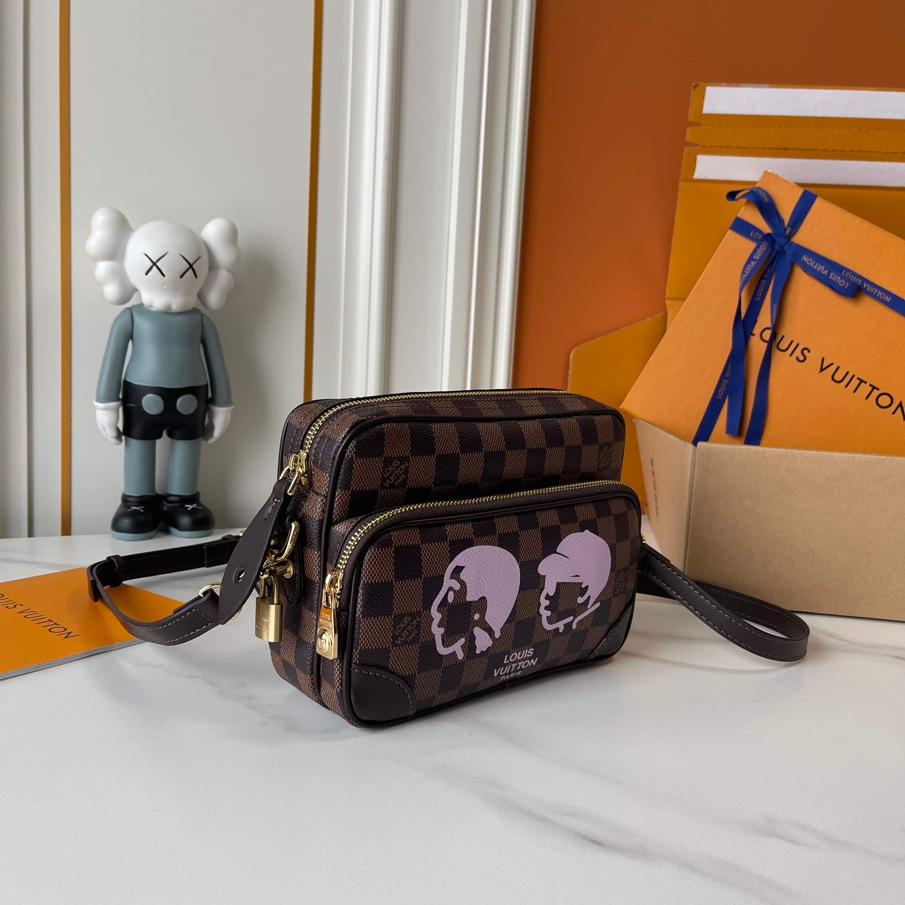 C5314 Upgraded version: M29273, M13987, M14016, M14988, M26068, M15296, M14682, M27232, n28606. This Nil handbag features elegant, shiny cowhide leather; the Louis Vuitton Paris logo is secured on the front using bead-like rivets. The side fastenings conv — image 2