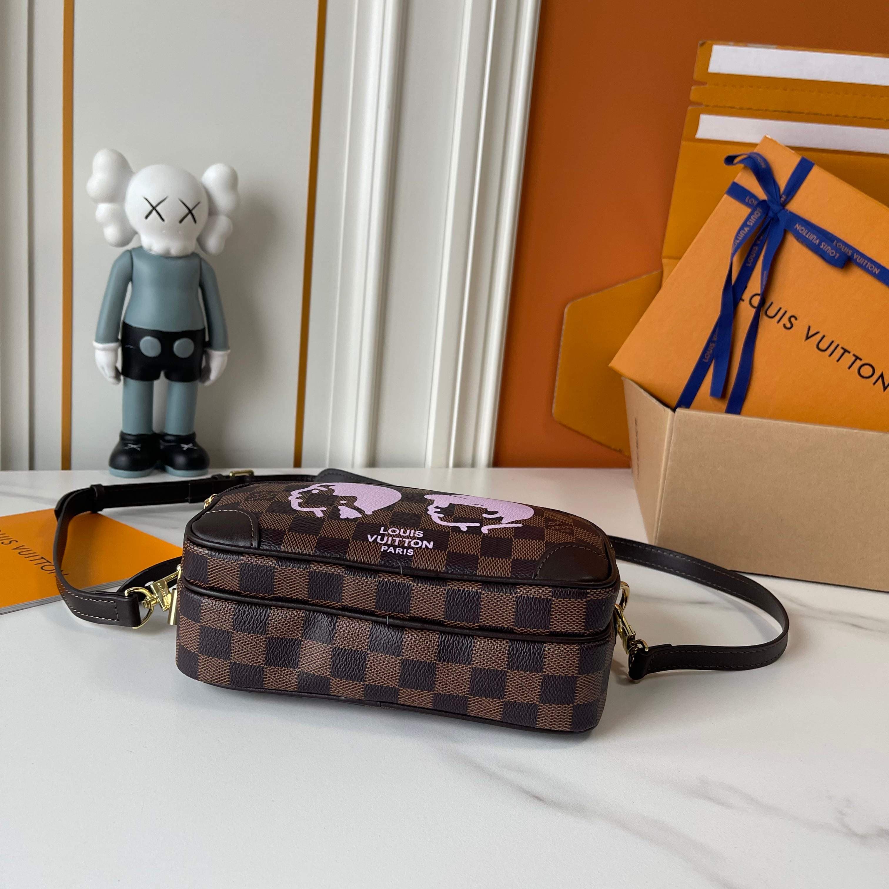 C5314 Upgraded version: M29273, M13987, M14016, M14988, M26068, M15296, M14682, M27232, n28606. This Nil handbag features elegant, shiny cowhide leather; the Louis Vuitton Paris logo is secured on the front using bead-like rivets. The side fastenings conv — image 4