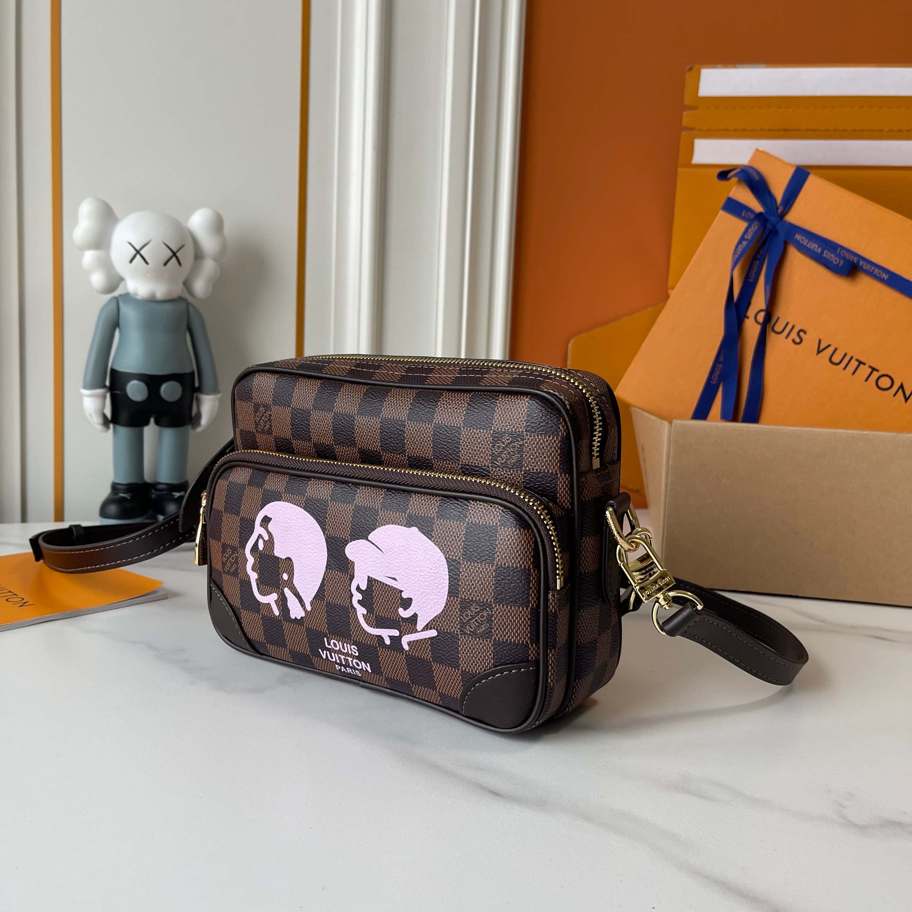 C5314 Upgraded version: M29273, M13987, M14016, M14988, M26068, M15296, M14682, M27232, n28606. This Nil handbag features elegant, shiny cowhide leather; the Louis Vuitton Paris logo is secured on the front using bead-like rivets. The side fastenings conv — image 3