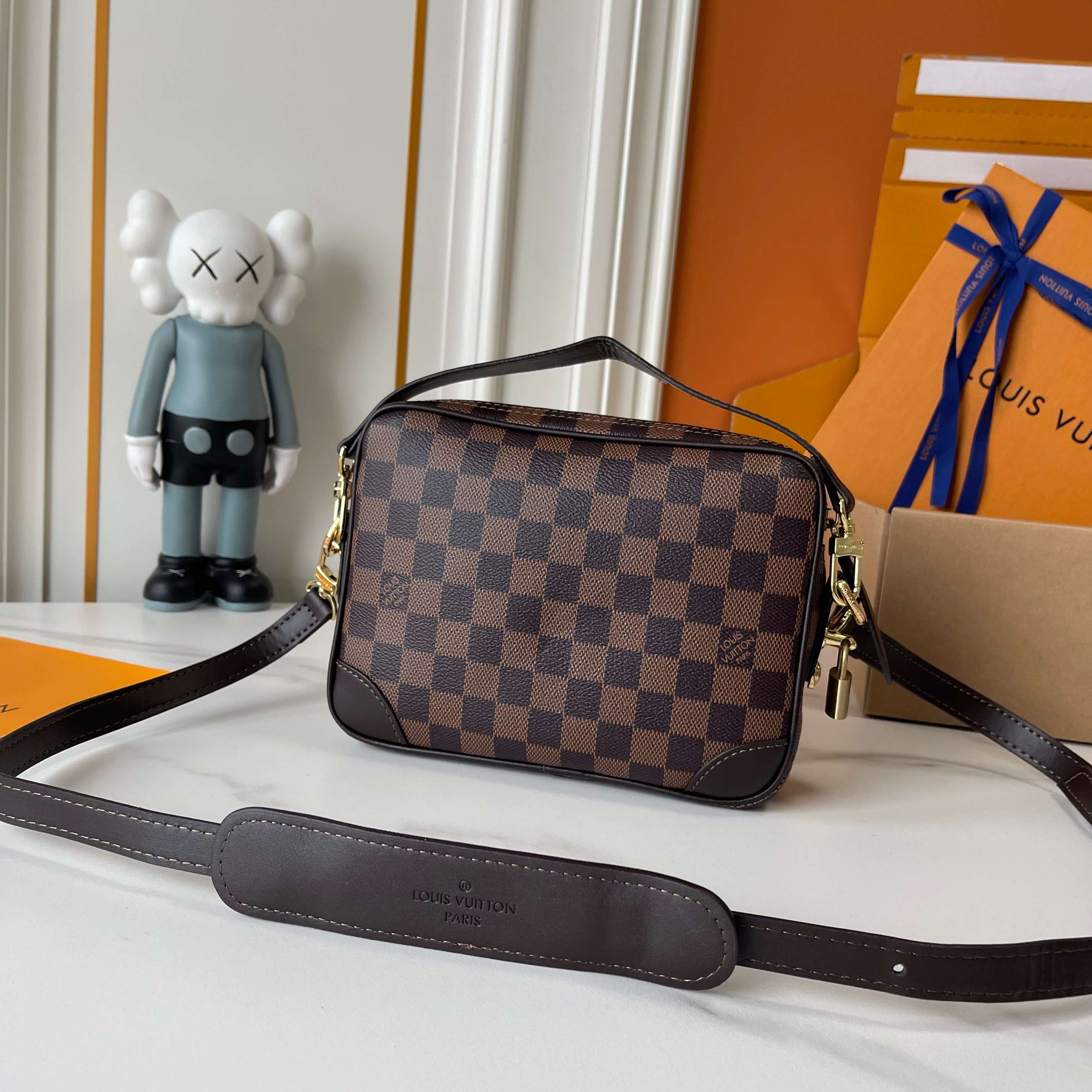 C5314 Upgraded version: M29273, M13987, M14016, M14988, M26068, M15296, M14682, M27232, n28606. This Nil handbag features elegant, shiny cowhide leather; the Louis Vuitton Paris logo is secured on the front using bead-like rivets. The side fastenings conv — image 5