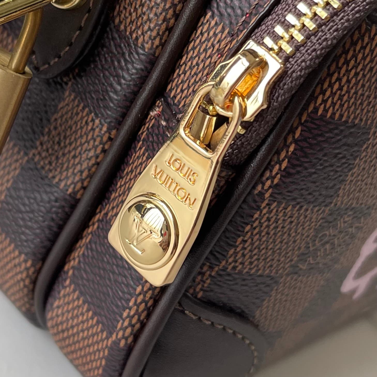 C5314 Upgraded version: M29273, M13987, M14016, M14988, M26068, M15296, M14682, M27232, n28606. This Nil handbag features elegant, shiny cowhide leather; the Louis Vuitton Paris logo is secured on the front using bead-like rivets. The side fastenings conv — image 7