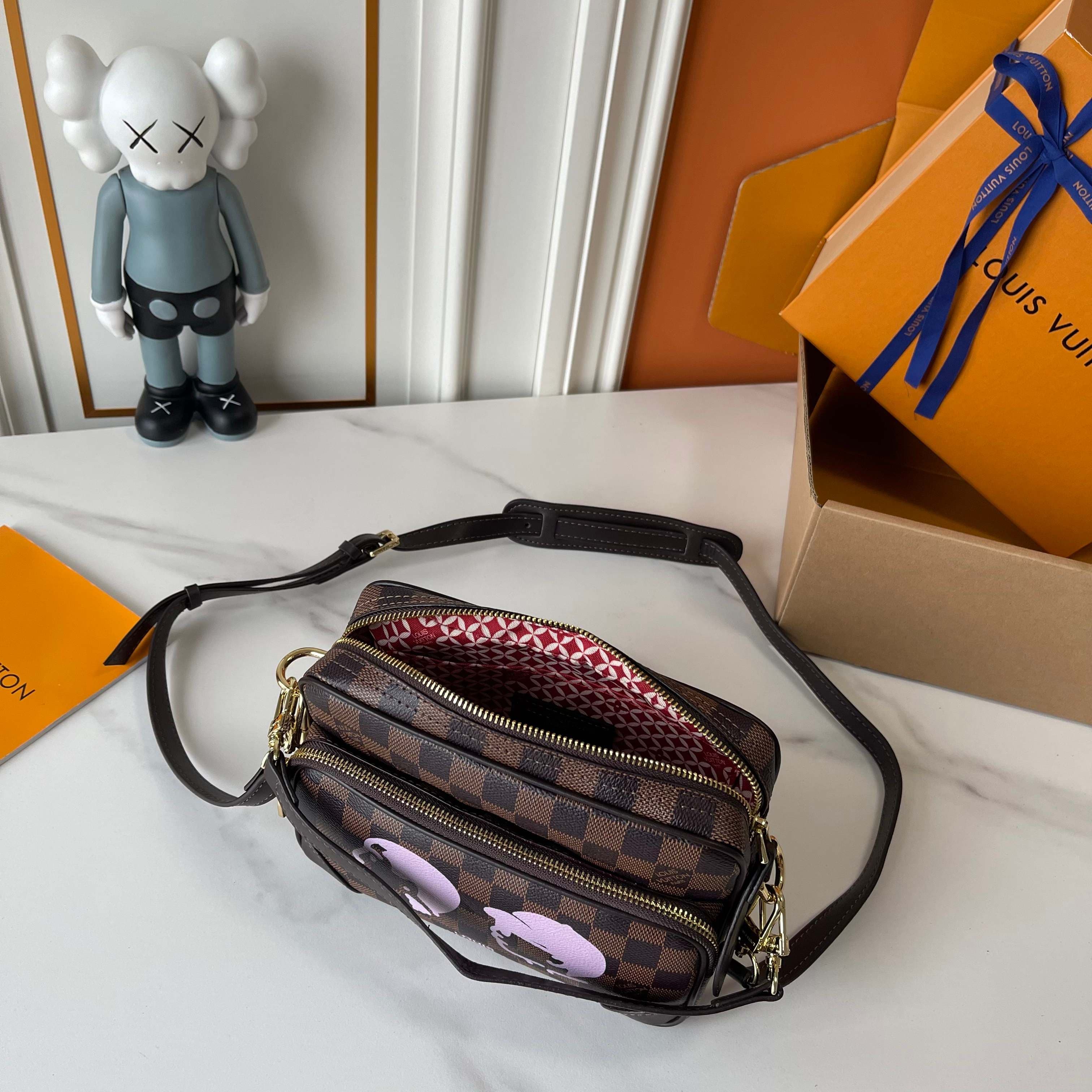C5314 Upgraded version: M29273, M13987, M14016, M14988, M26068, M15296, M14682, M27232, n28606. This Nil handbag features elegant, shiny cowhide leather; the Louis Vuitton Paris logo is secured on the front using bead-like rivets. The side fastenings conv — image 8