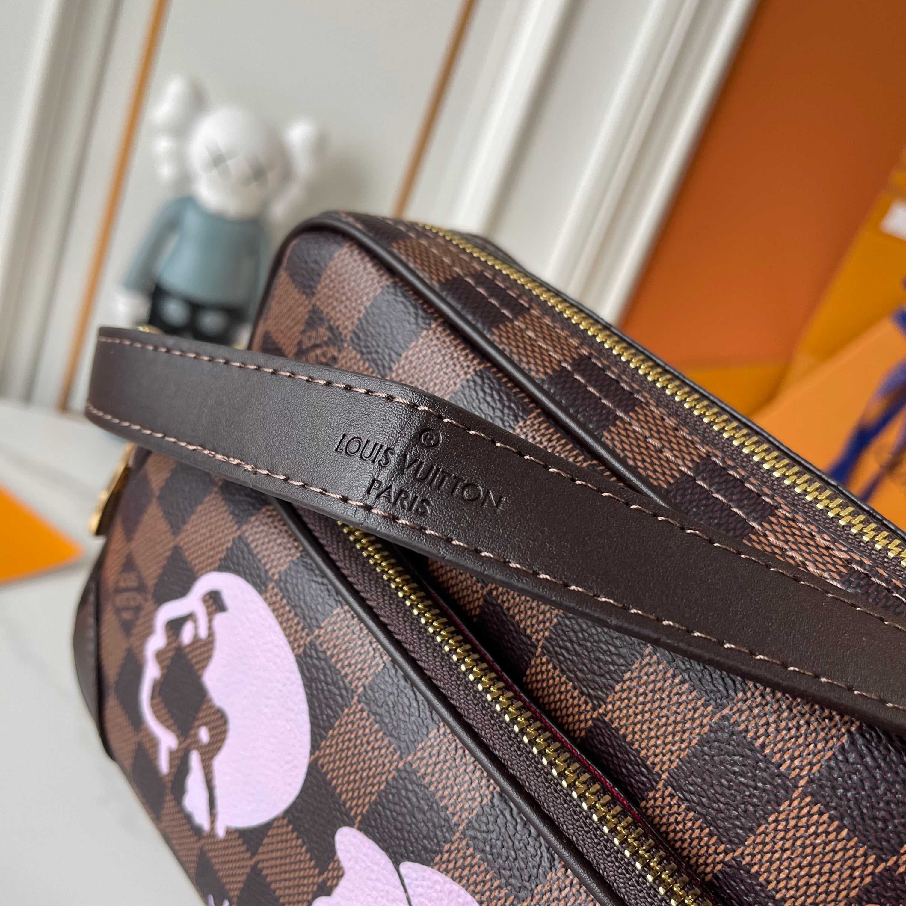 C5314 Upgraded version: M29273, M13987, M14016, M14988, M26068, M15296, M14682, M27232, n28606. This Nil handbag features elegant, shiny cowhide leather; the Louis Vuitton Paris logo is secured on the front using bead-like rivets. The side fastenings conv — image 6