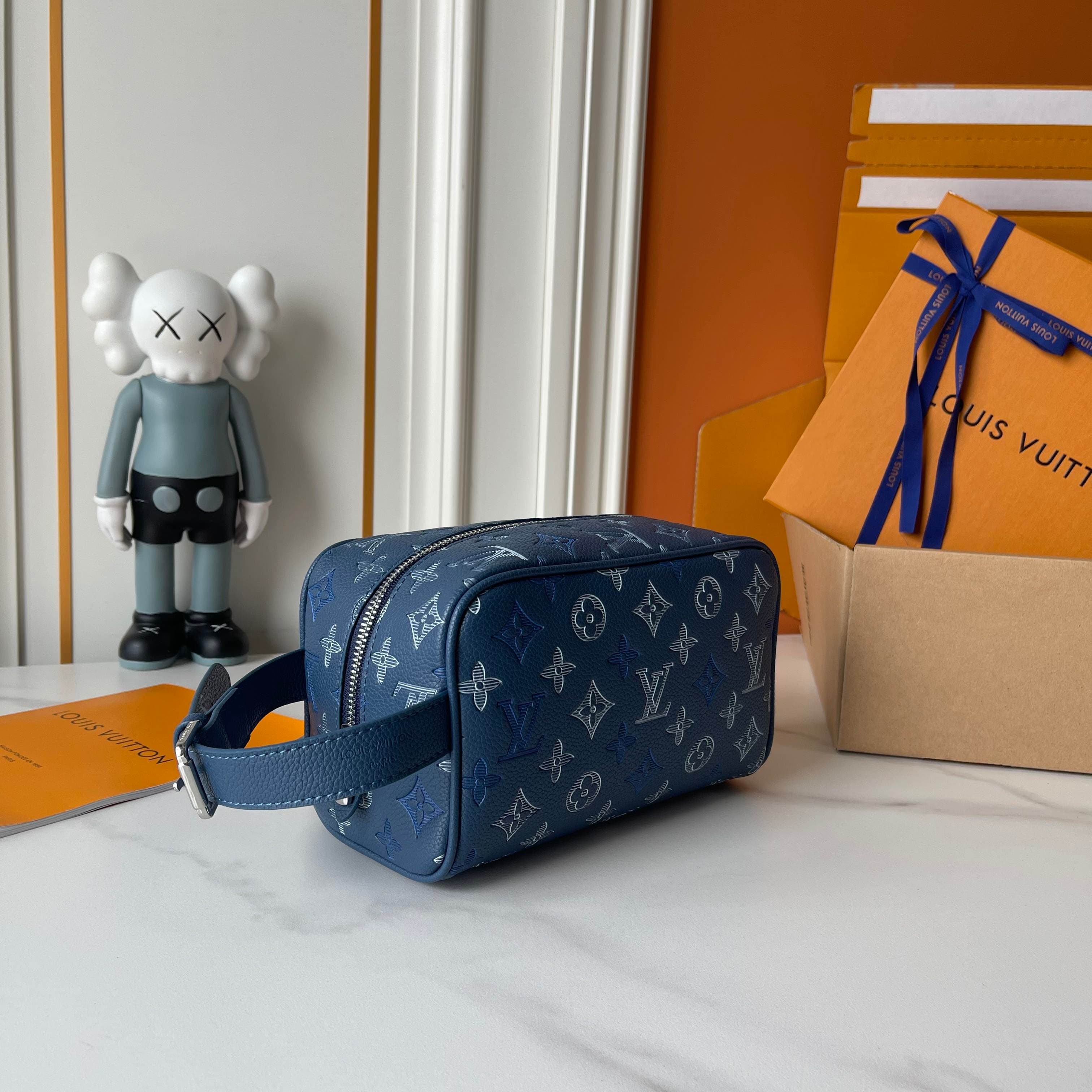 C5313 Upgraded version – New “Louis Vuitton” LV toiletry bag 💼 Louis Vuitton toiletry bag, men’s handbag M28835 LOUIS VUITTON Dopp Kit. Classic monogram zipper with adjustable handle, Monogram Shadow calfskin material. Toiletry bag for both men and women; — image 2