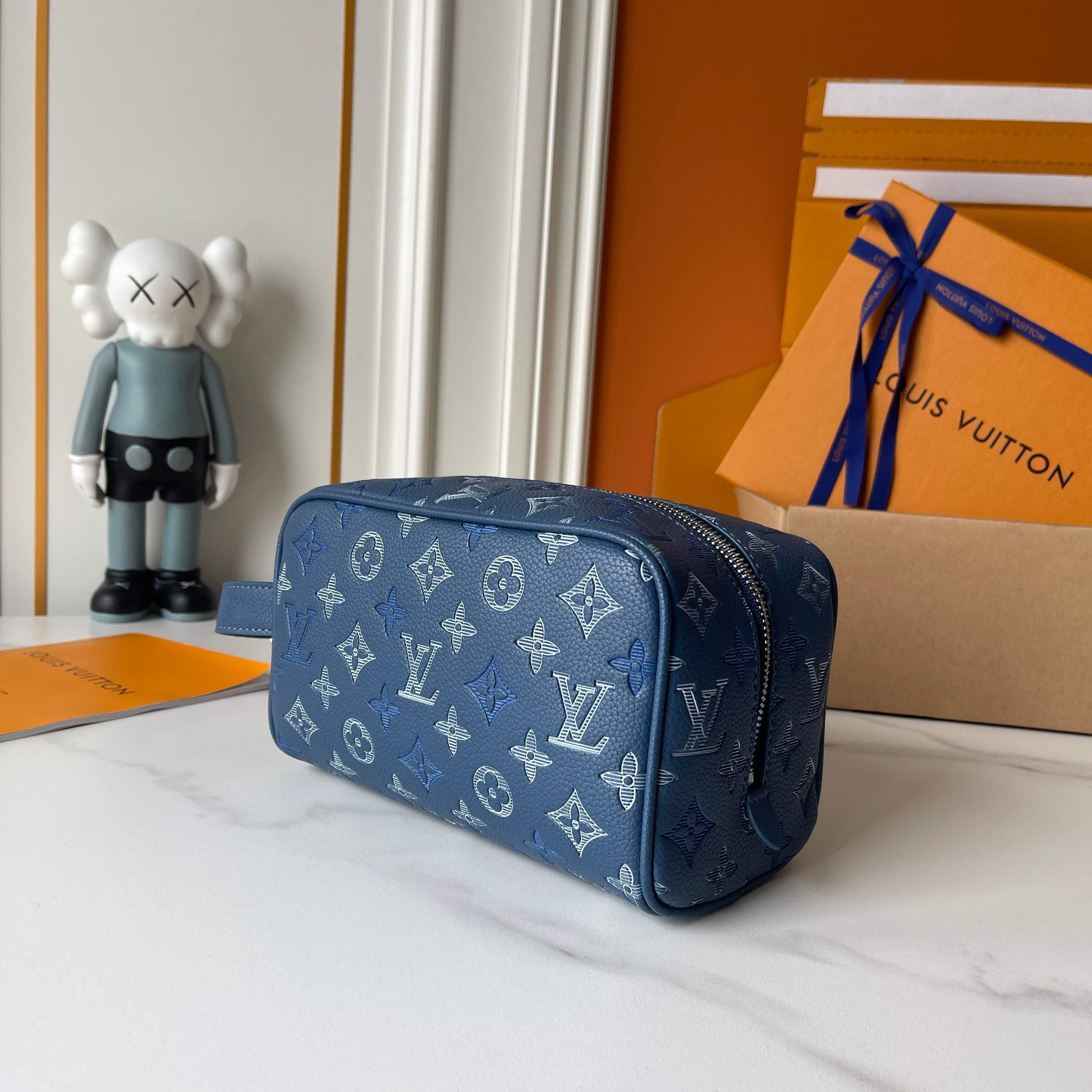 C5313 Upgraded version – New “Louis Vuitton” LV toiletry bag 💼 Louis Vuitton toiletry bag, men’s handbag M28835 LOUIS VUITTON Dopp Kit. Classic monogram zipper with adjustable handle, Monogram Shadow calfskin material. Toiletry bag for both men and women; — image 3