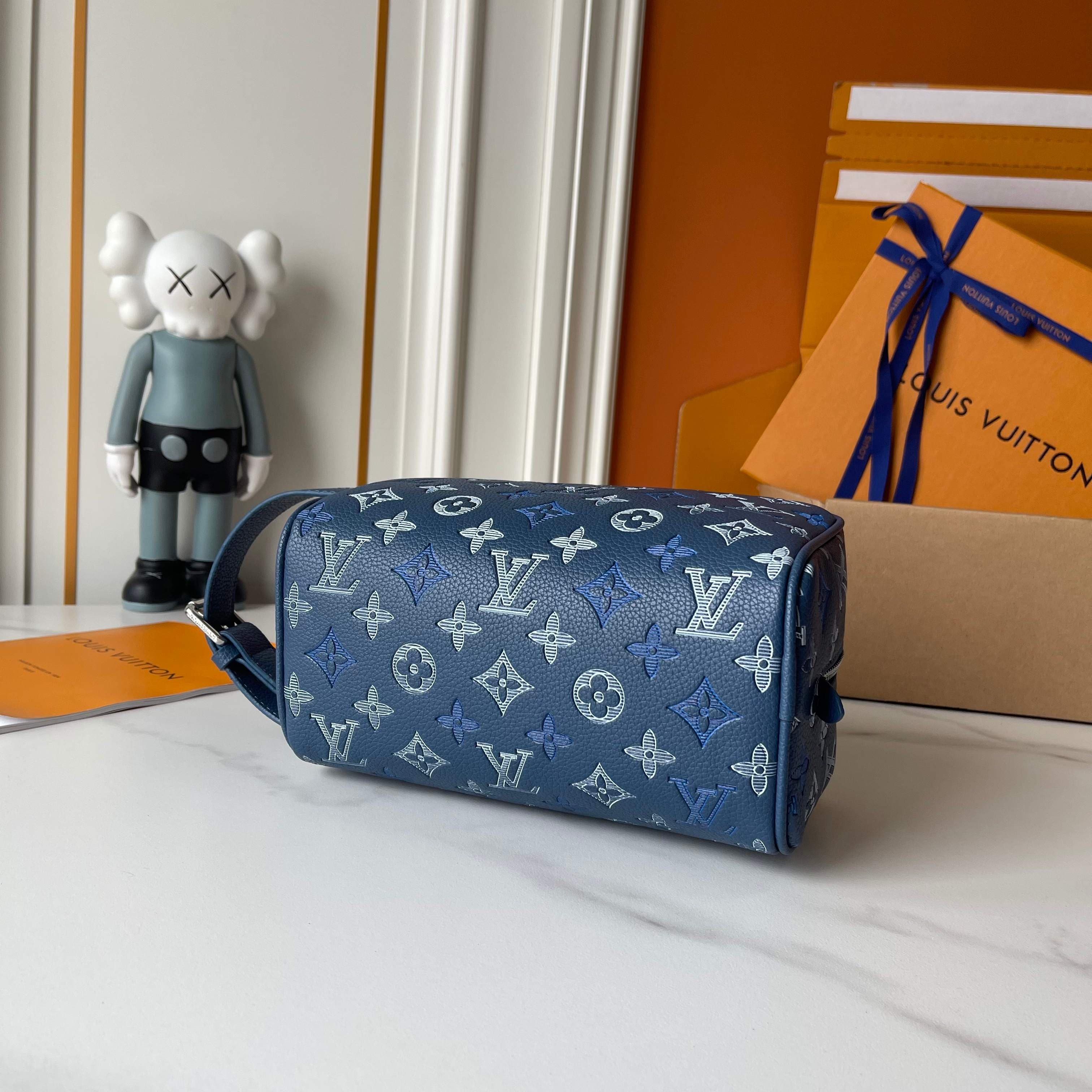 C5313 Upgraded version – New “Louis Vuitton” LV toiletry bag 💼 Louis Vuitton toiletry bag, men’s handbag M28835 LOUIS VUITTON Dopp Kit. Classic monogram zipper with adjustable handle, Monogram Shadow calfskin material. Toiletry bag for both men and women; — image 5