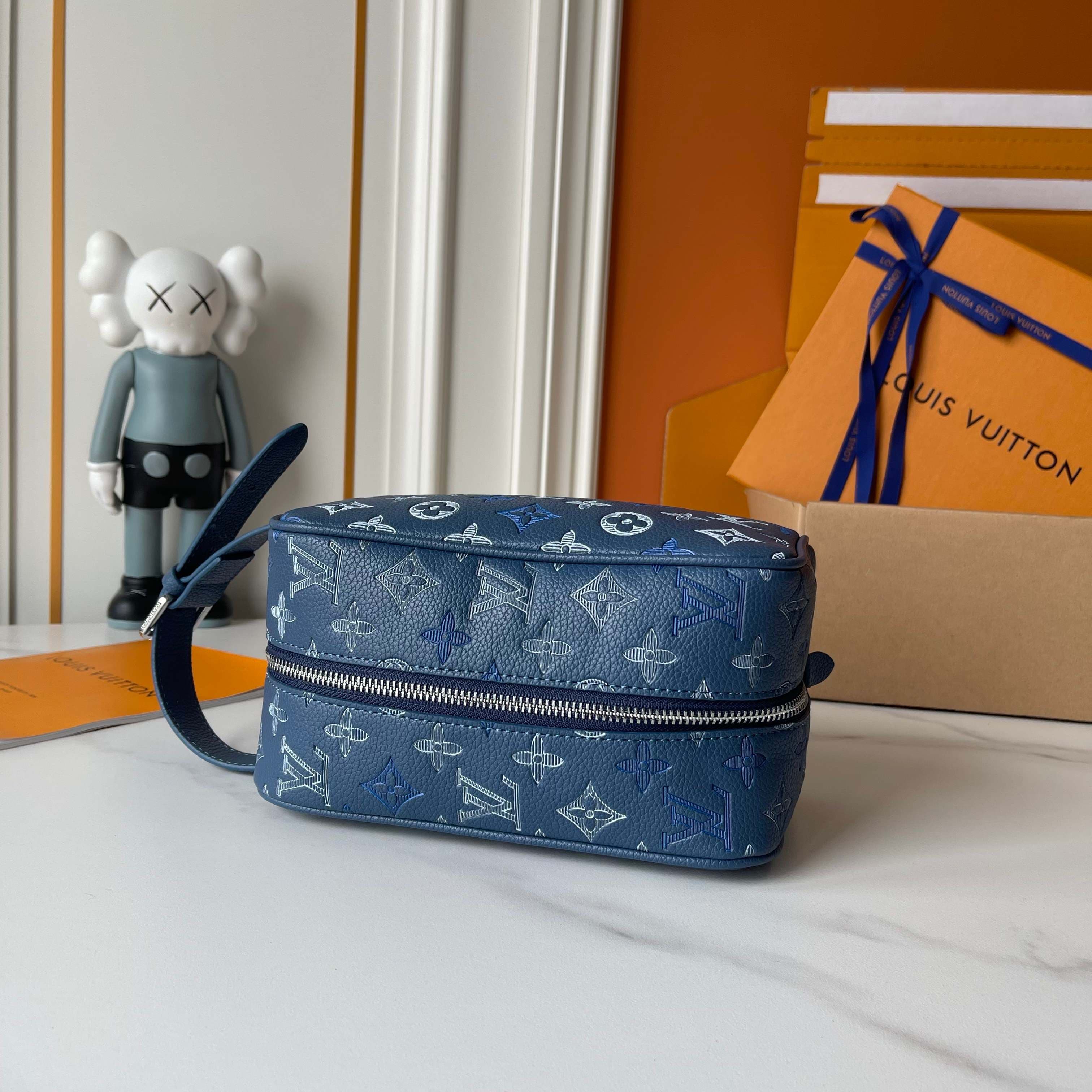 C5313 Upgraded version – New “Louis Vuitton” LV toiletry bag 💼 Louis Vuitton toiletry bag, men’s handbag M28835 LOUIS VUITTON Dopp Kit. Classic monogram zipper with adjustable handle, Monogram Shadow calfskin material. Toiletry bag for both men and women; — image 4