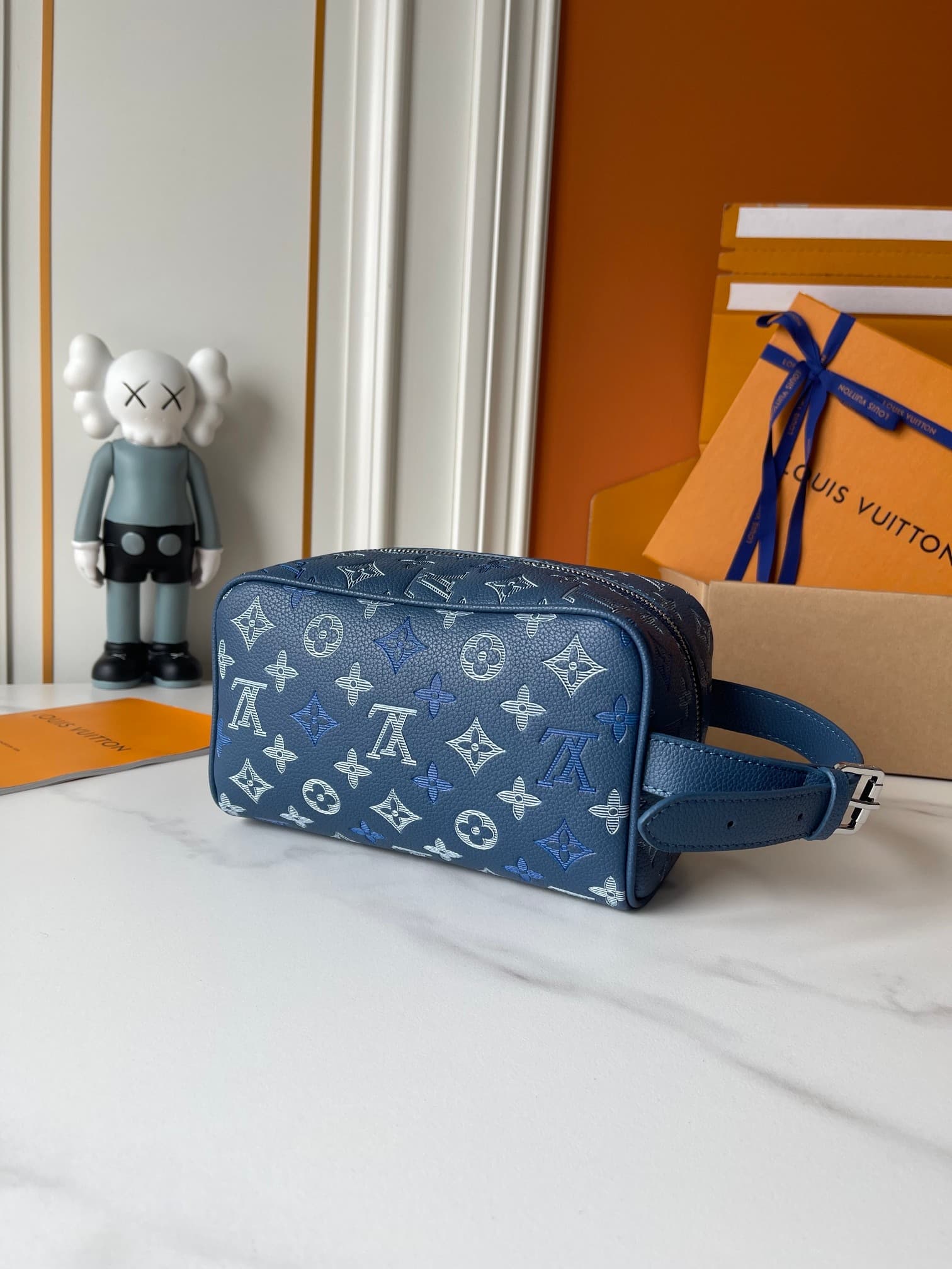 C5313 Upgraded version – New “Louis Vuitton” LV toiletry bag 💼 Louis Vuitton toiletry bag, men’s handbag M28835 LOUIS VUITTON Dopp Kit. Classic monogram zipper with adjustable handle, Monogram Shadow calfskin material. Toiletry bag for both men and women; — image 7
