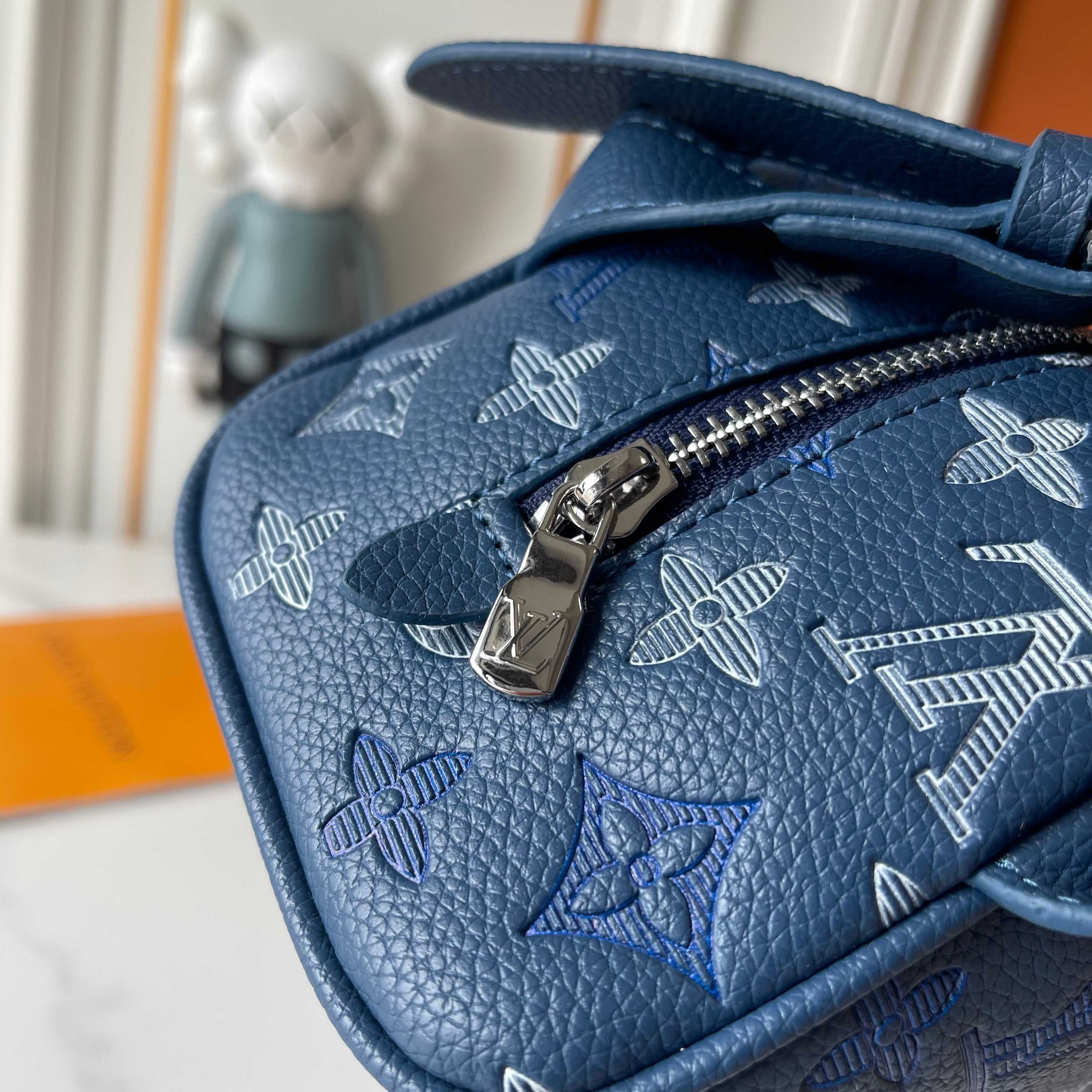 C5313 Upgraded version – New “Louis Vuitton” LV toiletry bag 💼 Louis Vuitton toiletry bag, men’s handbag M28835 LOUIS VUITTON Dopp Kit. Classic monogram zipper with adjustable handle, Monogram Shadow calfskin material. Toiletry bag for both men and women; — image 8