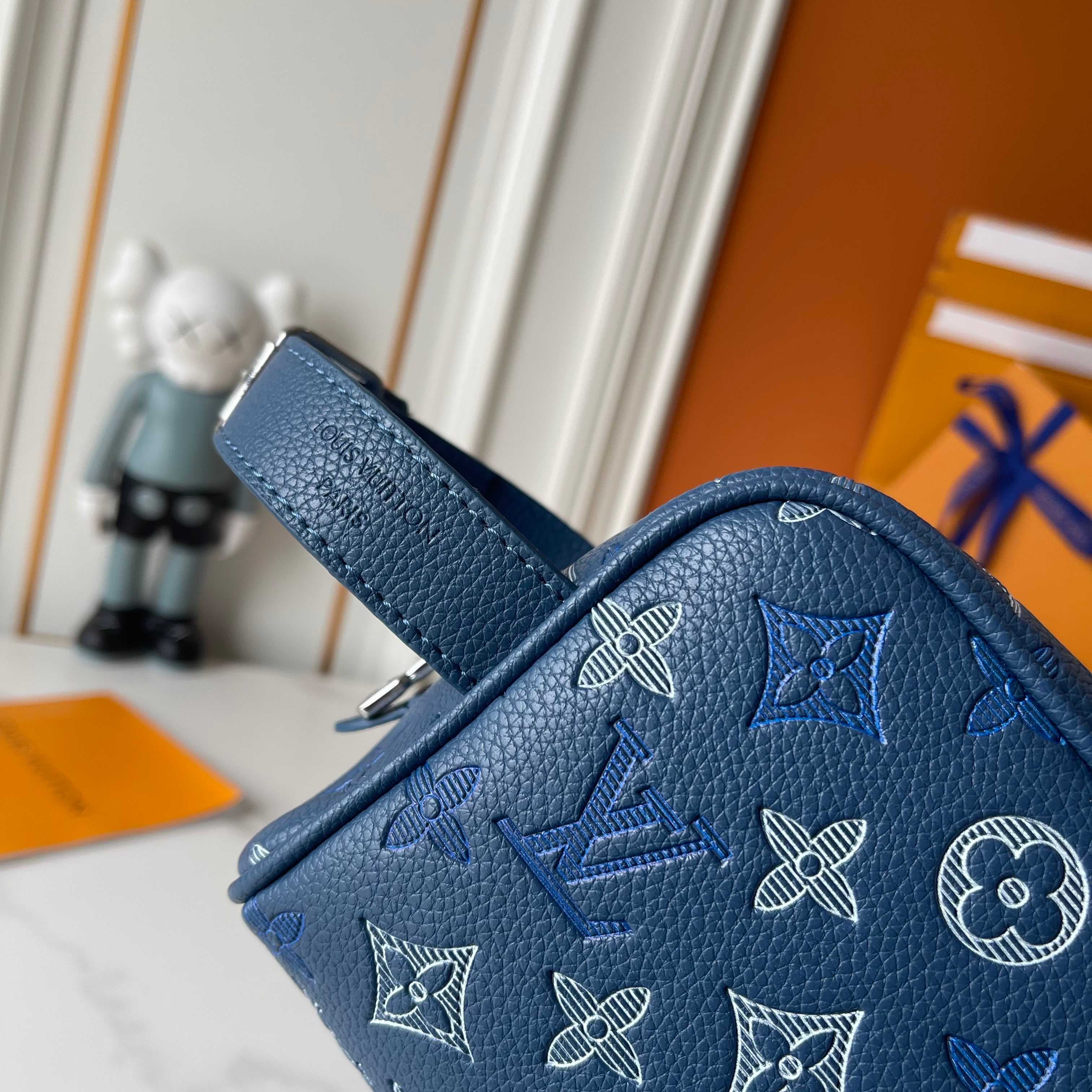 C5313 Upgraded version – New “Louis Vuitton” LV toiletry bag 💼 Louis Vuitton toiletry bag, men’s handbag M28835 LOUIS VUITTON Dopp Kit. Classic monogram zipper with adjustable handle, Monogram Shadow calfskin material. Toiletry bag for both men and women; — image 6