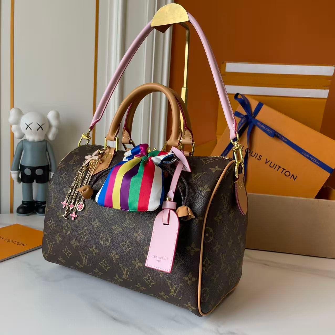 C5241 Upgraded LV pillow bag, pattern design, lucky bag. M26498, M27216, M27014, 28379, 2866214589, M89091M17281, 17282, M26305, M15279, M16332, M16333, M17222, M15278, M24441, M24424, M40390, M40391. This Speedy Bandoulière bag features 30 Monogram Leath — image 3