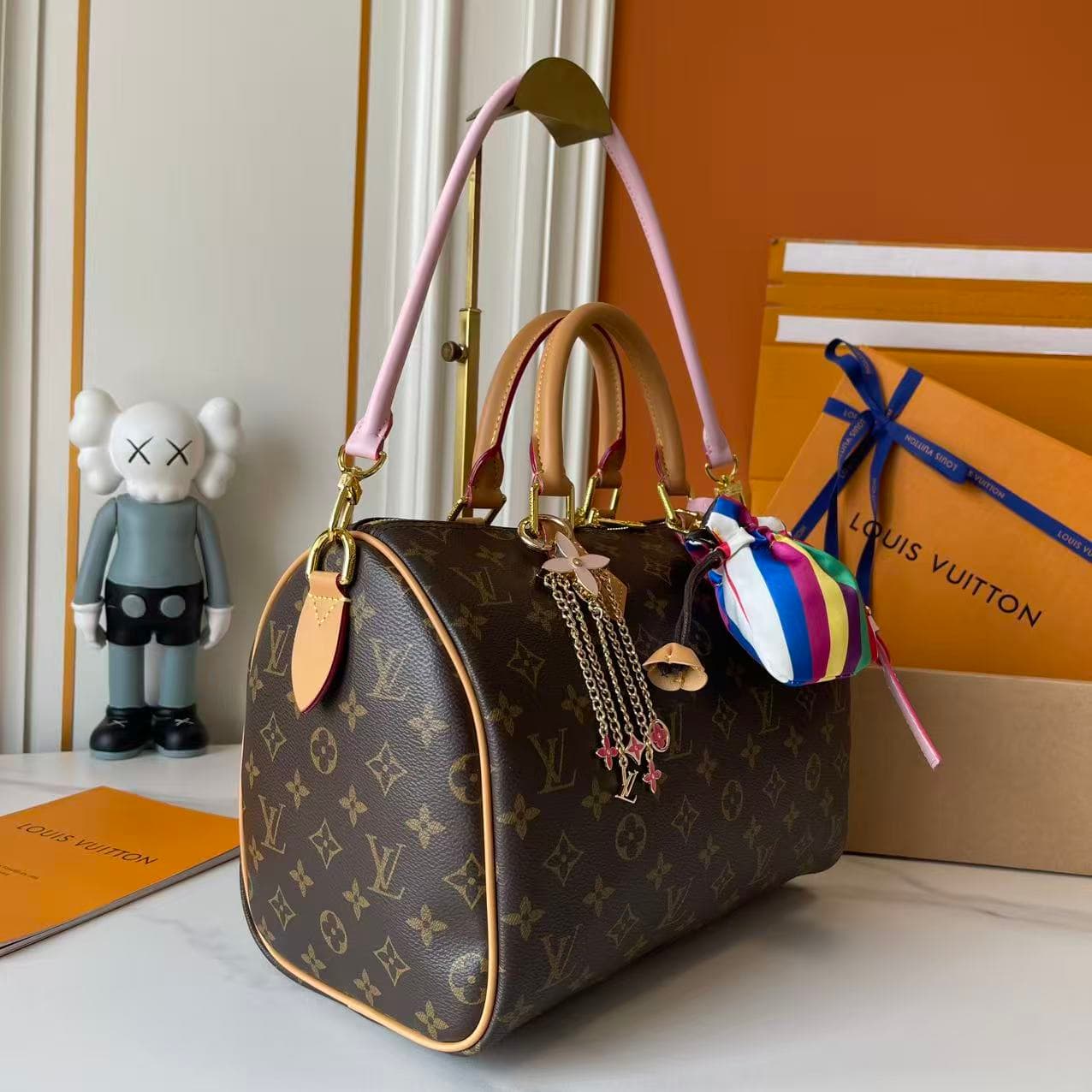 C5241 Upgraded LV pillow bag, pattern design, lucky bag. M26498, M27216, M27014, 28379, 2866214589, M89091M17281, 17282, M26305, M15279, M16332, M16333, M17222, M15278, M24441, M24424, M40390, M40391. This Speedy Bandoulière bag features 30 Monogram Leath — image 2
