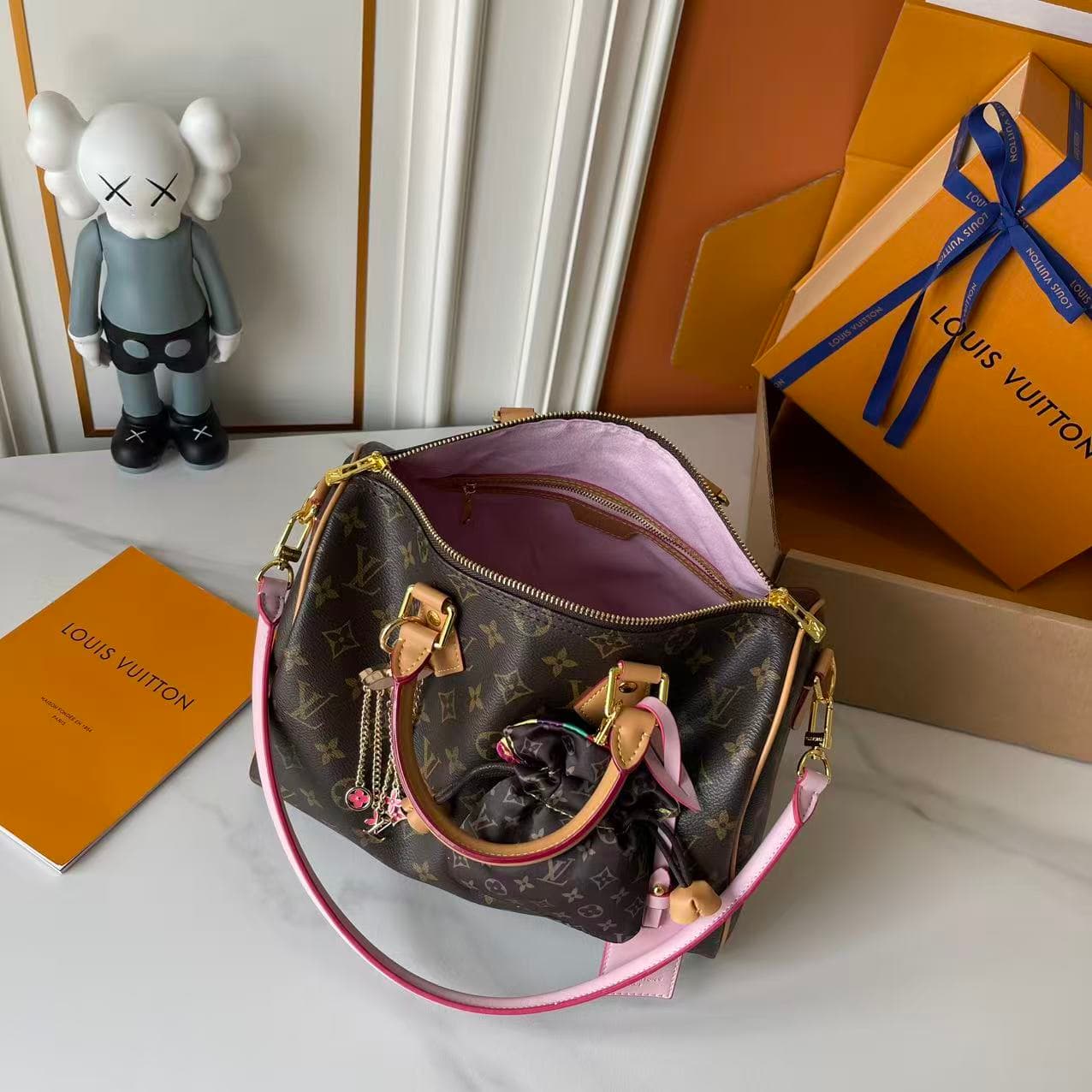 C5239 Upgraded version LV pillow bag, antique pattern, lucky bag. M26498, M27216, M27014, 28379, 2866214589, M89091M17281, 17282, M26305, M15279, M16332, M16333, M17222, M15278, M24441, M24424, M40390, M40391. This Speedy Bandoulière bag features 30 Monog — image 8