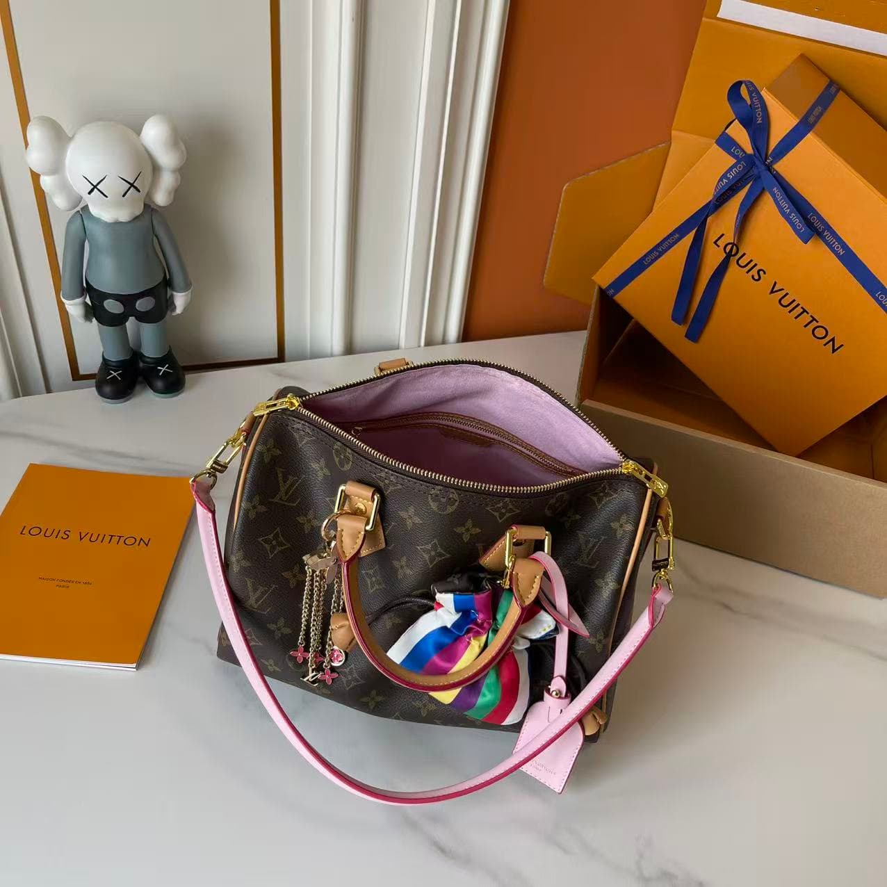C5241 Upgraded LV pillow bag, pattern design, lucky bag. M26498, M27216, M27014, 28379, 2866214589, M89091M17281, 17282, M26305, M15279, M16332, M16333, M17222, M15278, M24441, M24424, M40390, M40391. This Speedy Bandoulière bag features 30 Monogram Leath — image 8