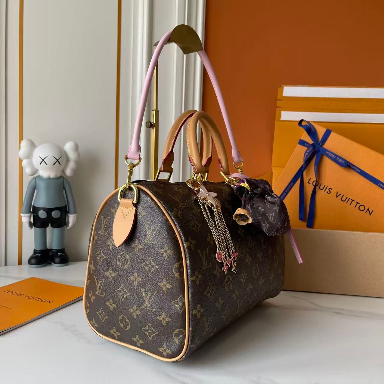 C5239 Upgraded version LV pillow bag, antique pattern, lucky bag. M26498, M27216, M27014, 28379, 2866214589, M89091M17281, 17282, M26305, M15279, M16332, M16333, M17222, M15278, M24441, M24424, M40390, M40391. This Speedy Bandoulière bag features 30 Monog — image 2