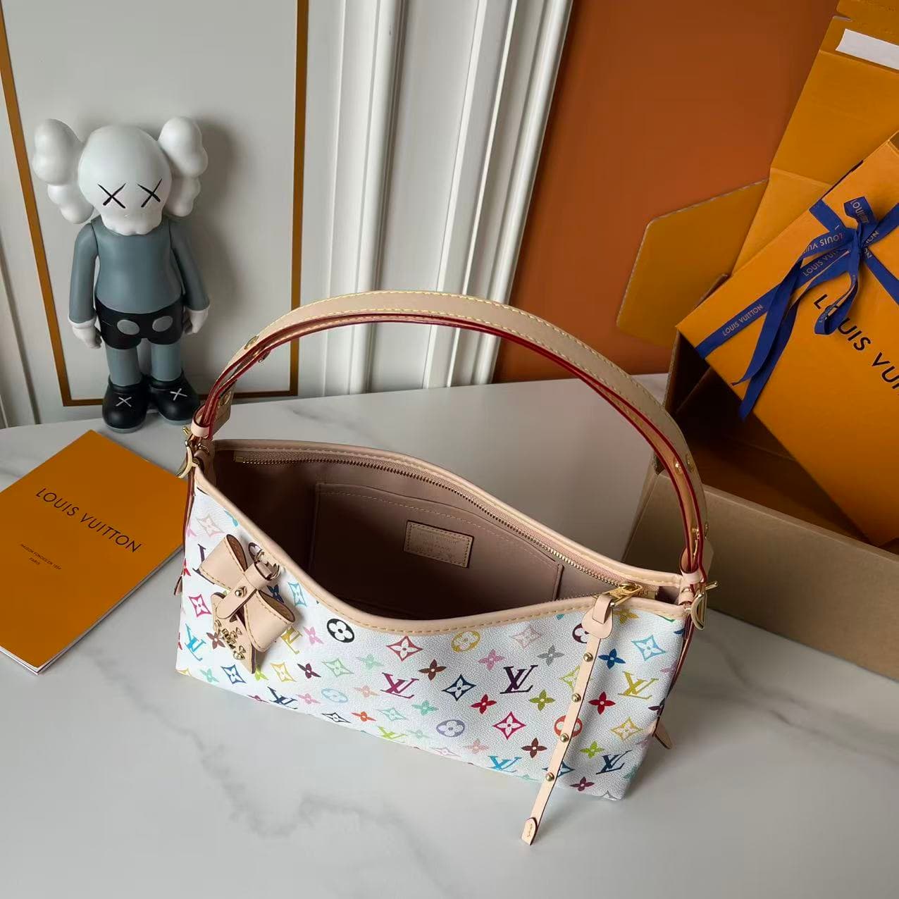 C5237 Upgrade Version 【Real photos, quality from Guangzhou factory, good quality compared to three other products】 M27578 M46203 M13014 24861 This LV x TM Carryall East West handbag is part of the reissue series by Louis Vuitton x Takashi Murakami. The Mo — image 7