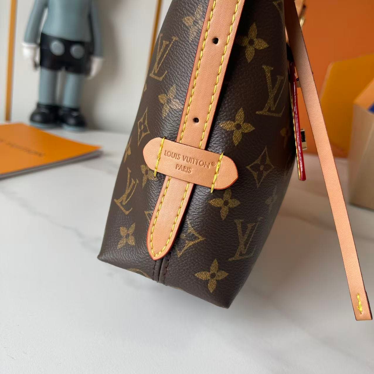 C5235 Upgrade Version 【Real photos, quality from Guangzhou factory, compare with three options】 M27578 M46203 M13014 24861 This LV x TM Carryall East West handbag is part of the reissued series by Louis Vuitton x Haruki Murakami. The Monogram canvas is sk — image 7