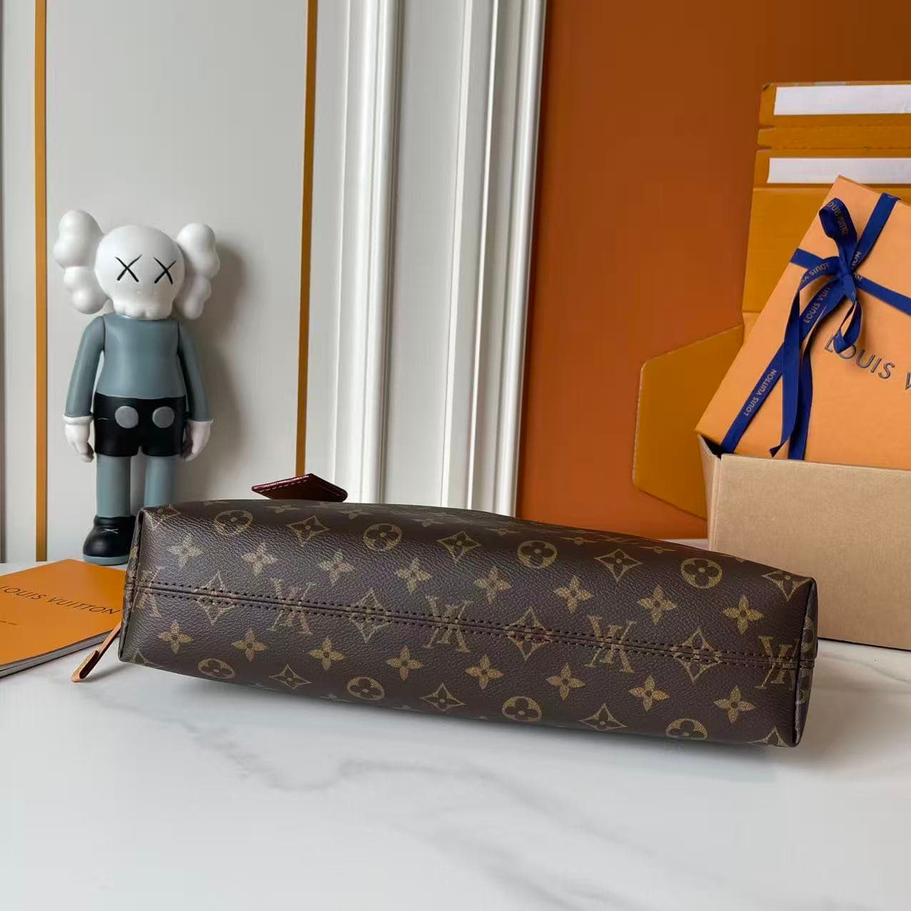 C5235 Upgrade Version 【Real photos, quality from Guangzhou factory, compare with three options】 M27578 M46203 M13014 24861 This LV x TM Carryall East West handbag is part of the reissued series by Louis Vuitton x Haruki Murakami. The Monogram canvas is sk — image 6