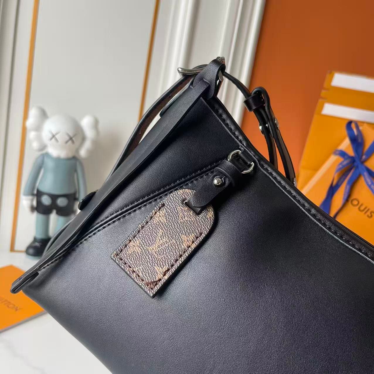 C5234 Upgrade Version 【Real photos, quality from Guangzhou factory, compare with three options】 M27578 M46203 M13014 24861 This LV x TM Carryall East West handbag is part of the reissued series by Louis Vuitton x Takashi Murakami. The Monogram coated canv — image 5